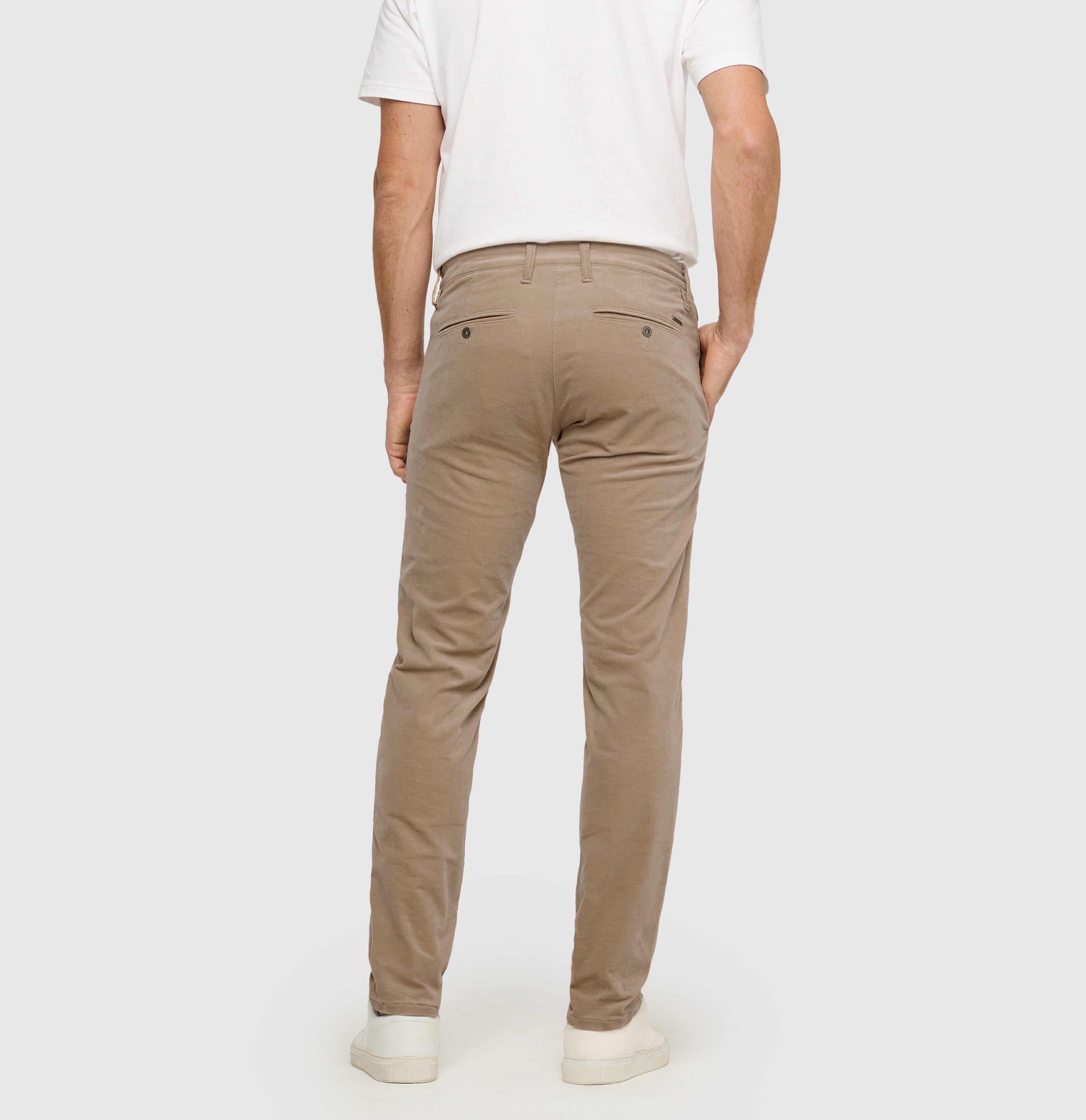 Driver chinos made of soft, fine corduroy. | Driver Pants | golden terra | Back view of model