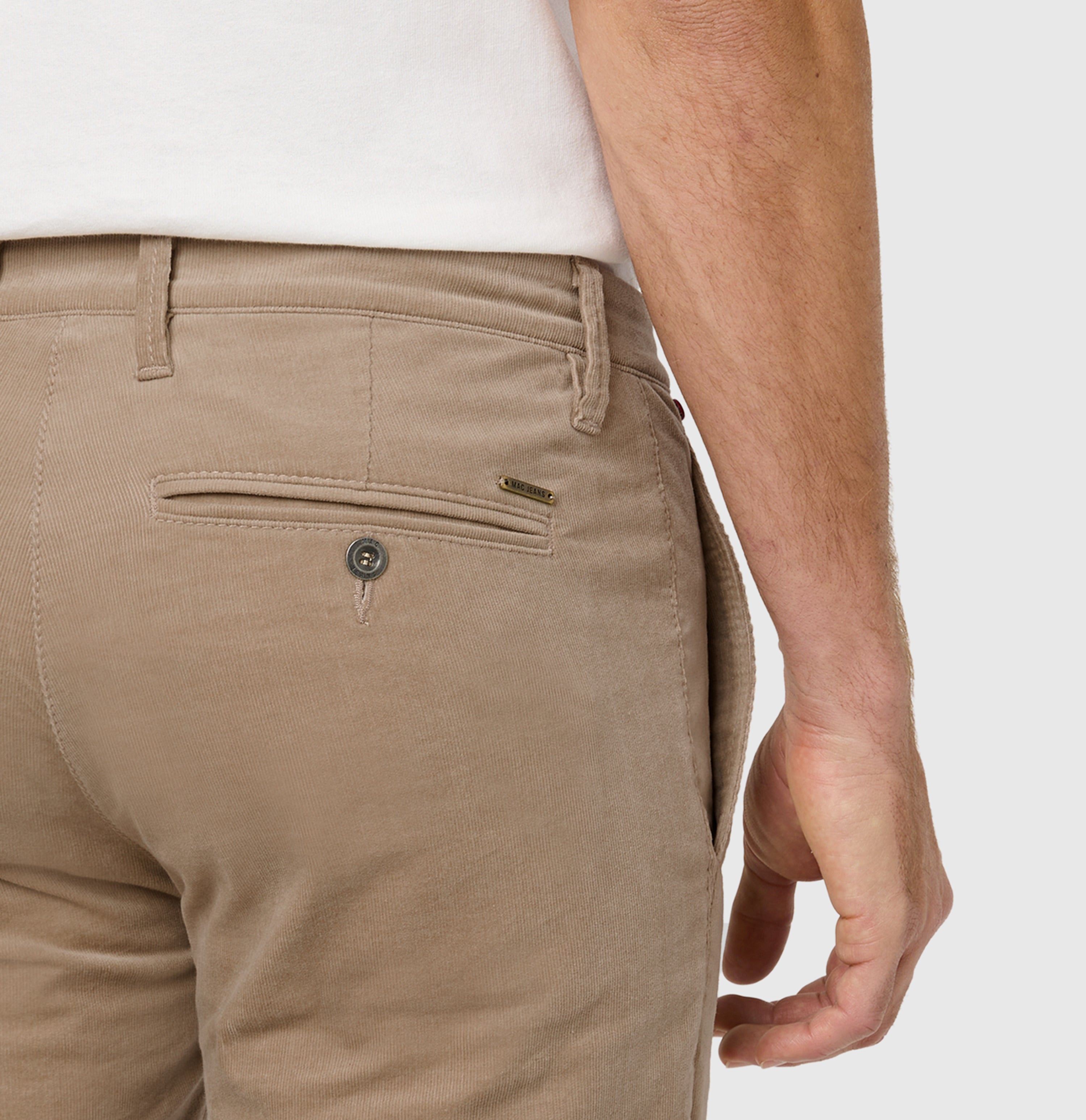 Driver chinos made of soft, fine corduroy. | Driver Pants | golden terra | Detailed view 2 of model