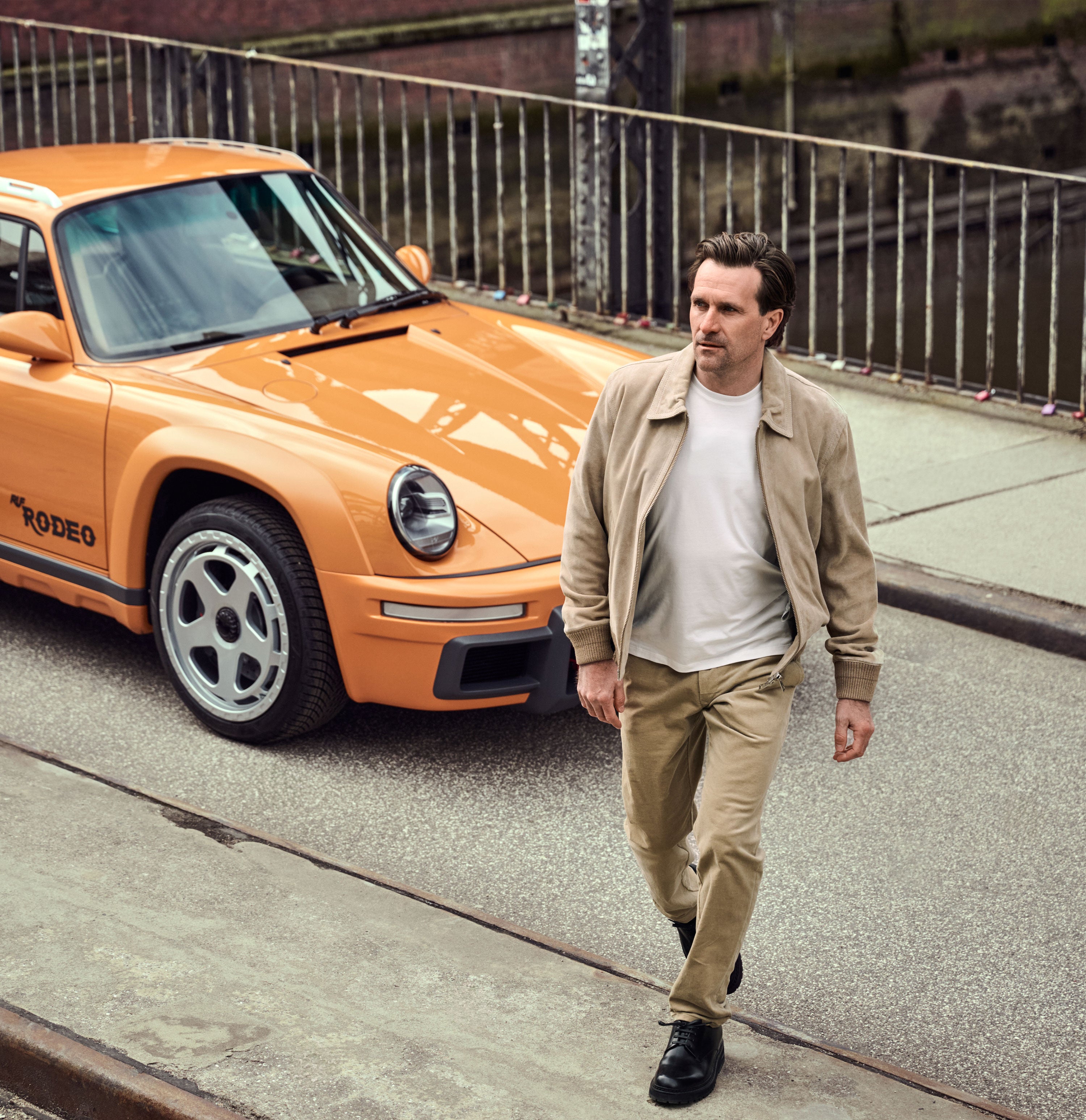 Driver chinos made of soft, fine corduroy. | Driver Pants | golden terra | Campaign image 3