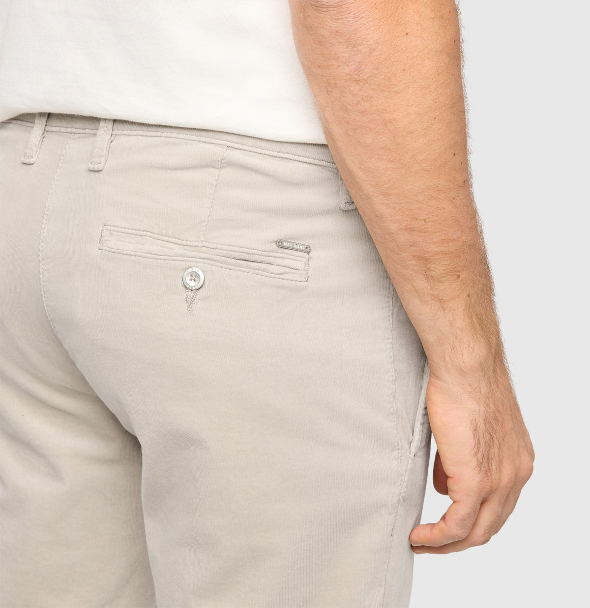 Driver chinos made of soft, fine corduroy. | Driver Pants | kitt | Detailed view 2 of model