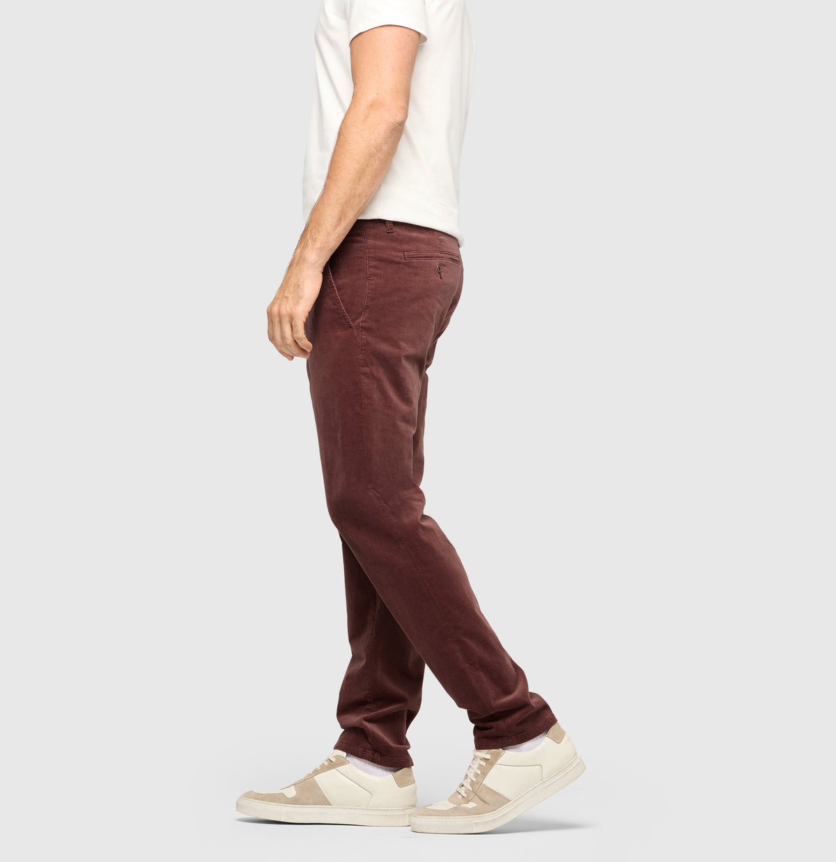 Driver chinos made of soft, fine corduroy. | Driver Pants | bordeaux | Side view of model