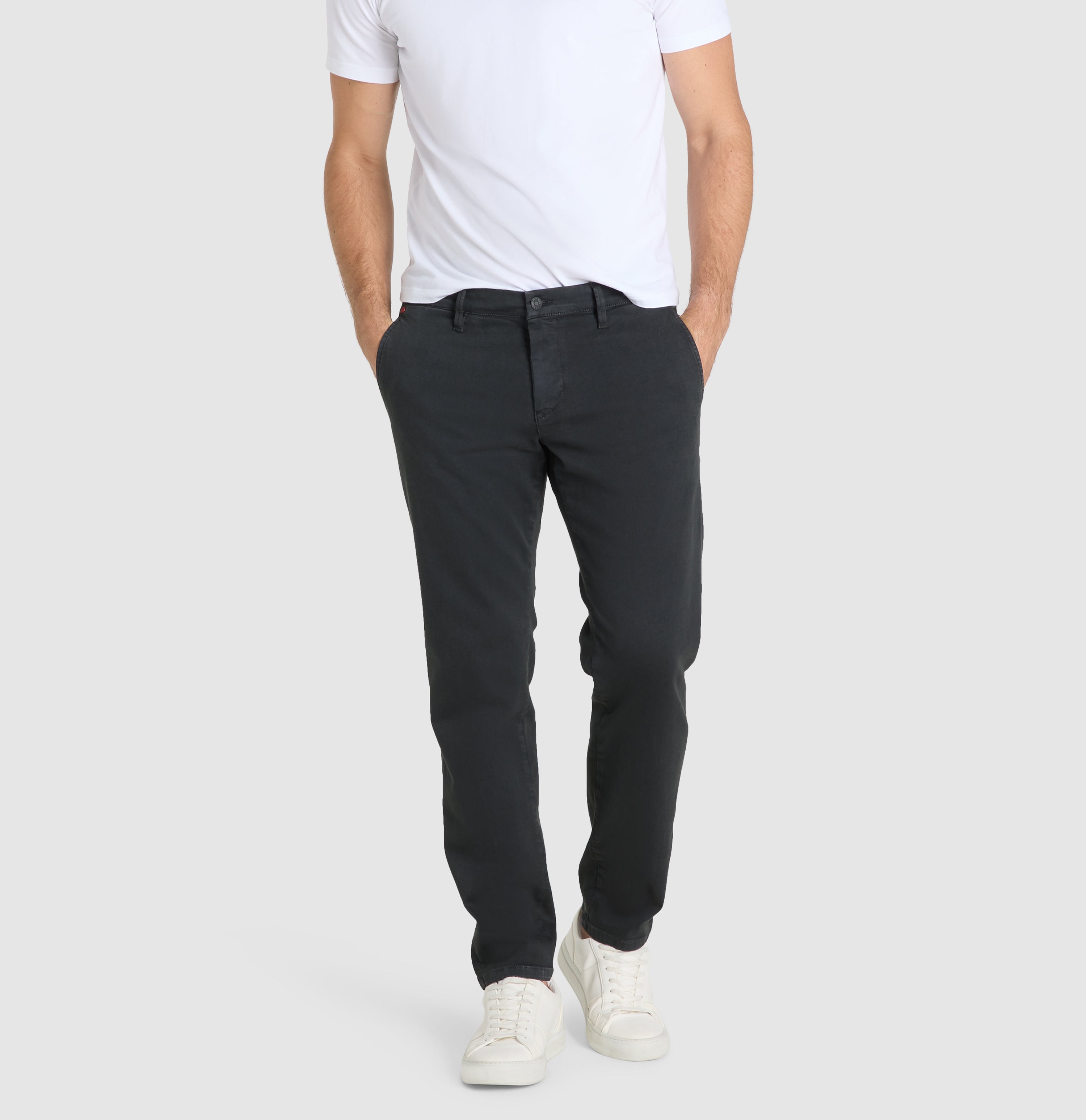 Flexible ultimate driver pants in a chino design. | S-NAME | S-FBBZ | Front view of model