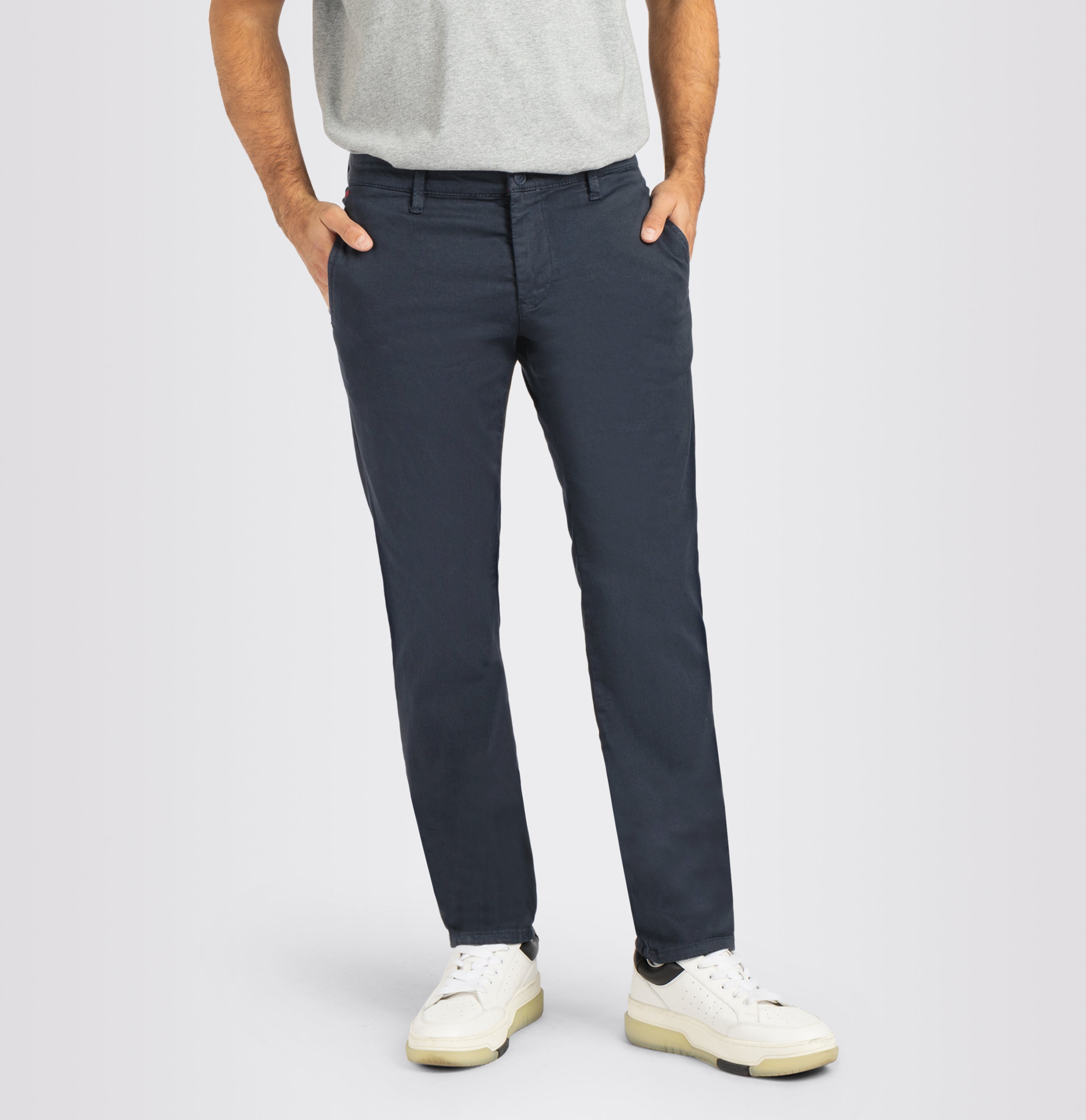 Flexible ultimate driver pants in a chino design. | S-NAME | S-FBBZ | Front view of model