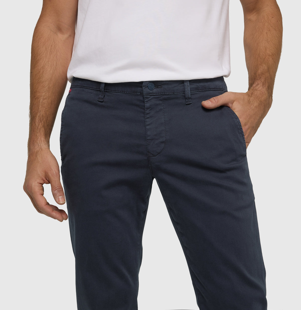 Ultimate driver pants in a chino design. | Driver Pants | midnight blue | Detailed view 2 of model