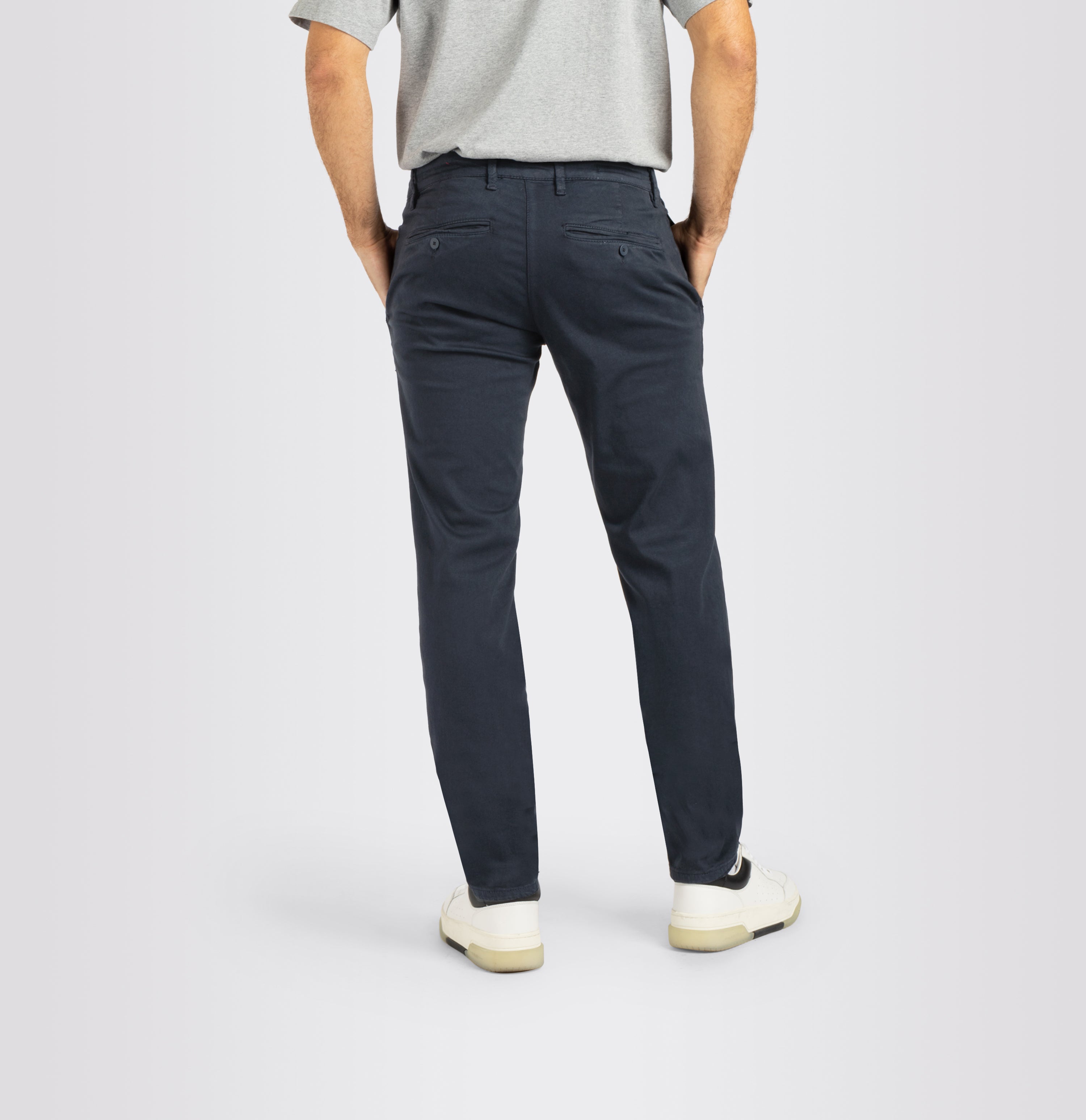 Ultimate driver pants in a chino design. | Driver Pants | midnight blue | Detailed view 3 of model