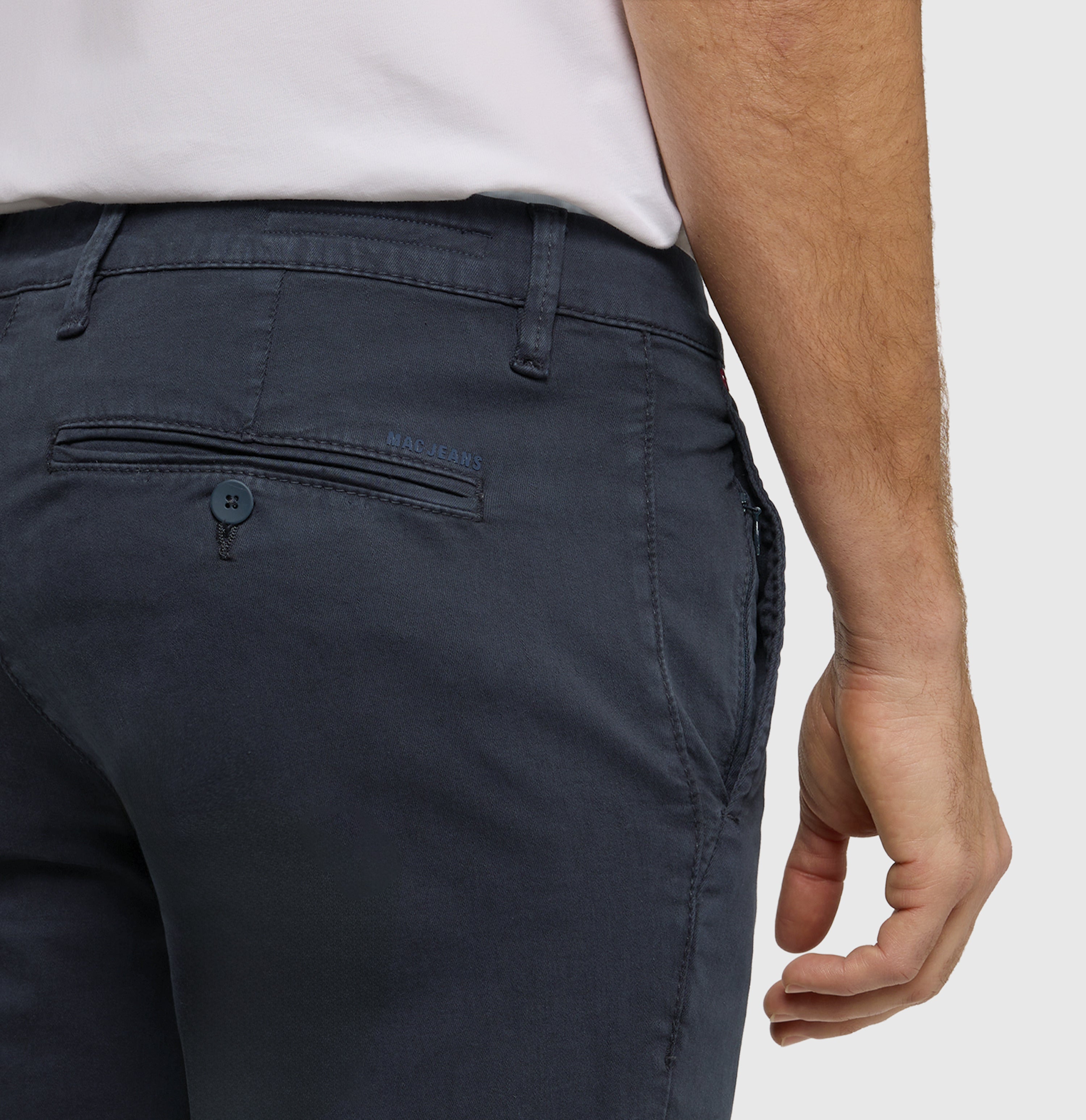 Ultimate driver pants in a chino design. | Driver Pants | midnight blue | Detailed view 3 of model