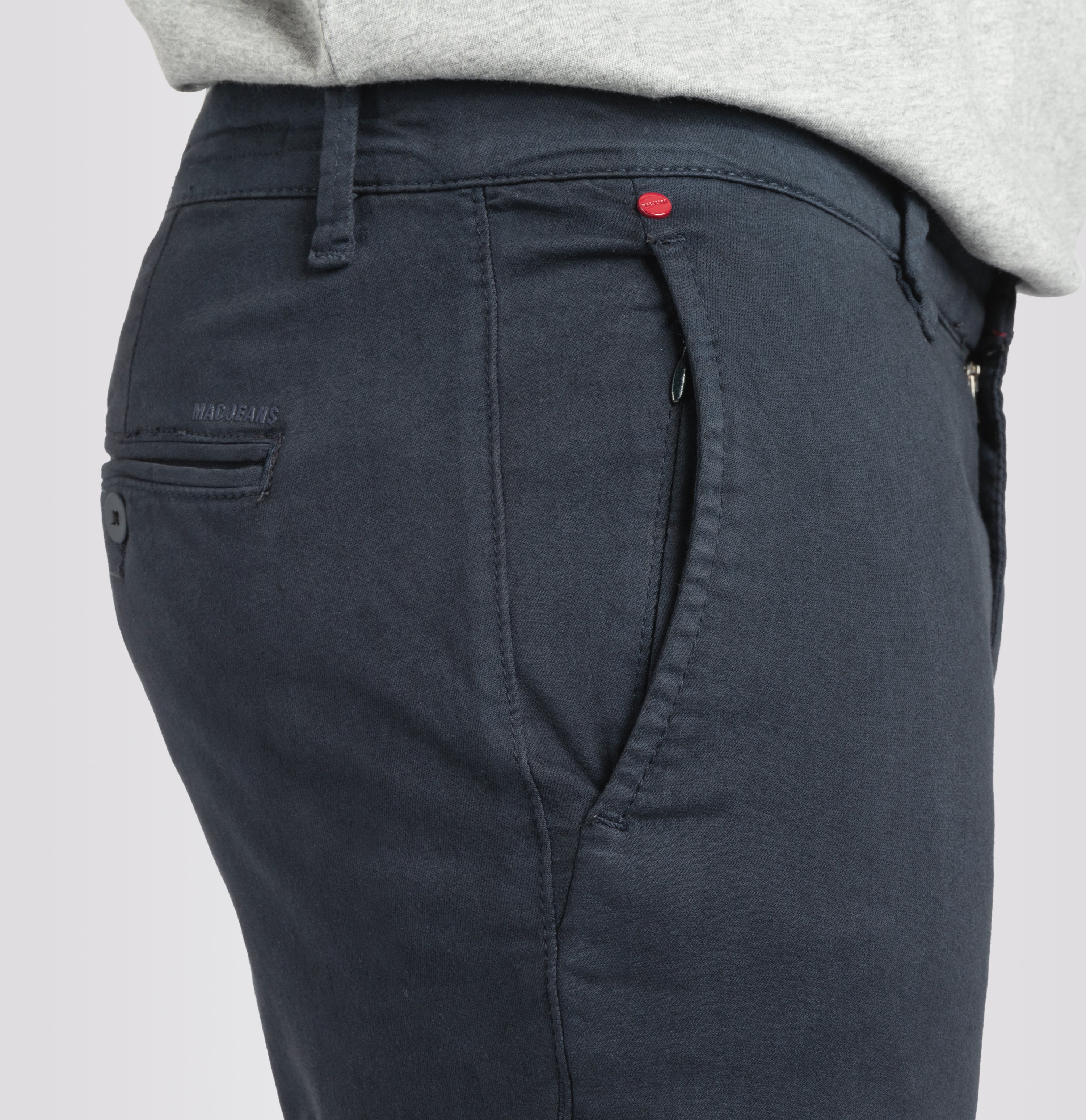 Ultimate driver pants in a chino design. | Driver Pants | midnight blue | Detailed view 4 of model