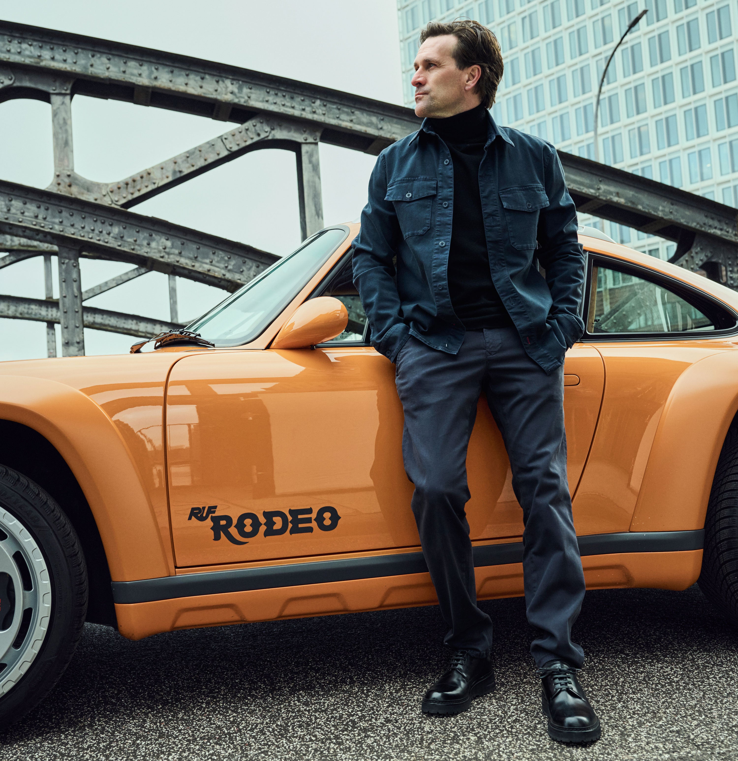 Ultimate driver pants in a chino design. | Driver Pants | midnight blue | Campaign image 3