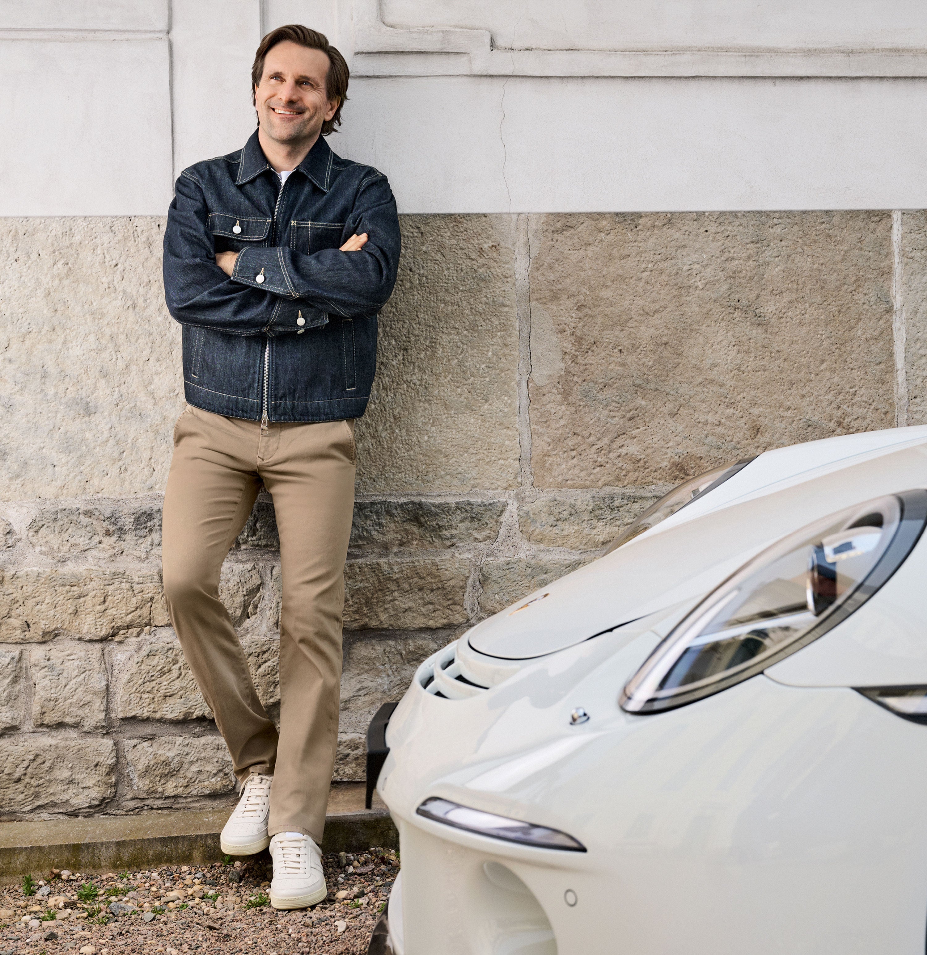 Ultimate driver pants in a chino design. | Driver Pants | dune | Full-body of model