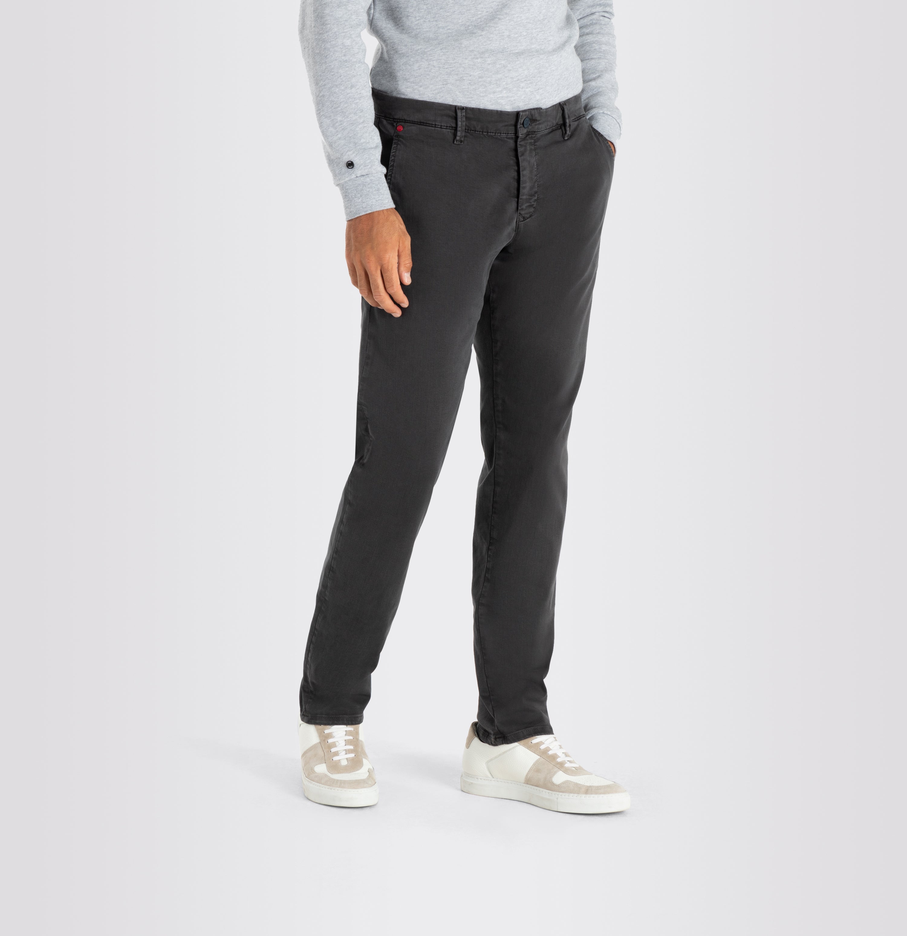 Flexible ultimate driver pants in a chino design. | S-NAME | S-FBBZ | Front view of model