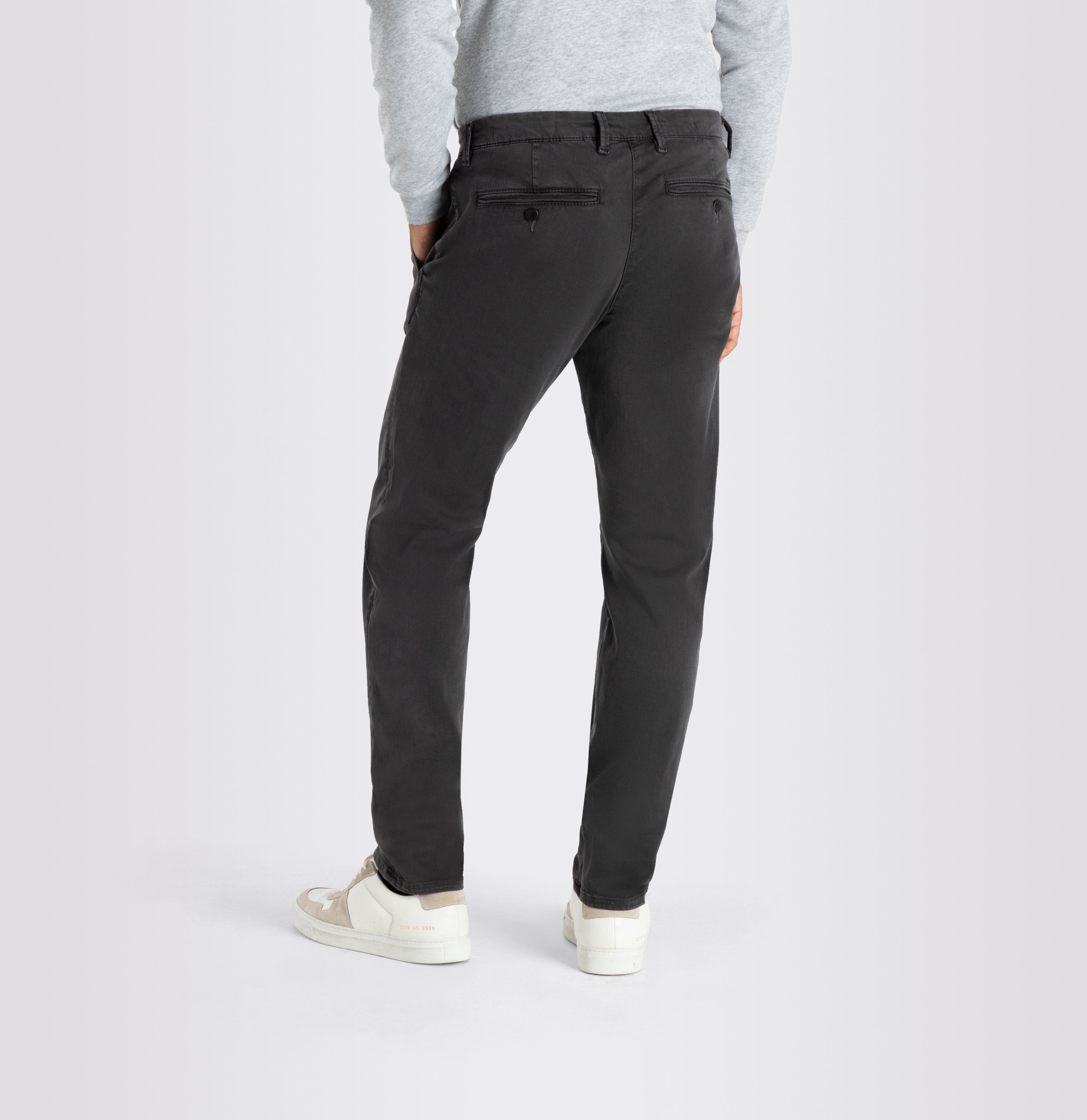 Flexible ultimate driver pants in a chino design. | Driver Pants | deep brown | Detailed view 4 of model