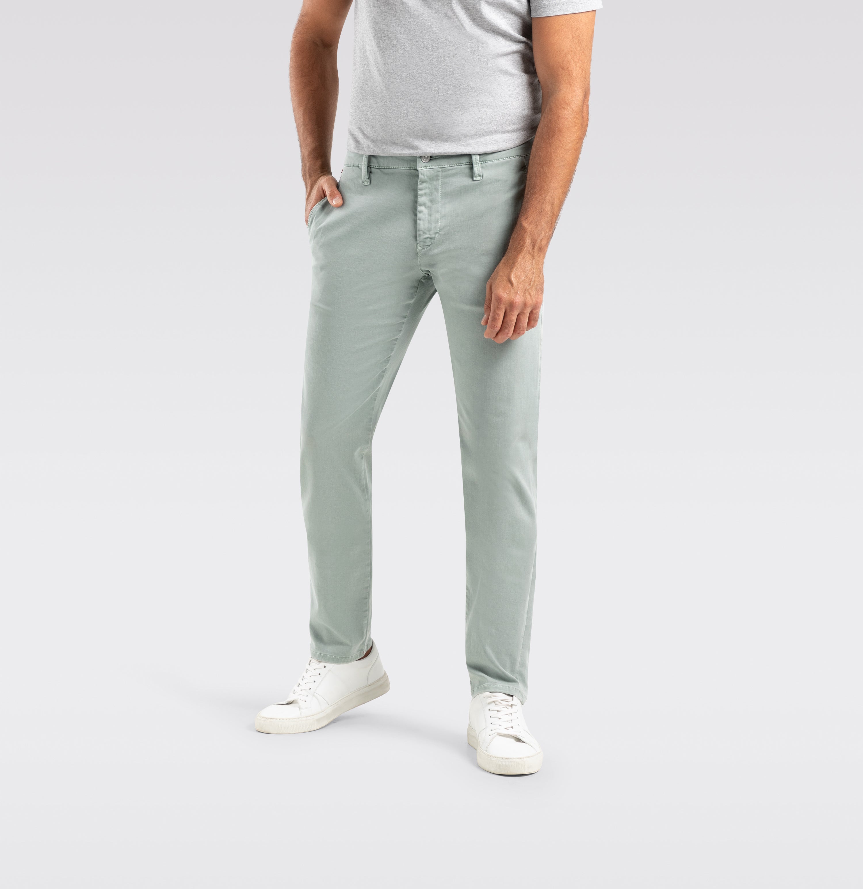 Comfortable ultimate driver pants in a chino design. | S-NAME | S-FBBZ | Front view of model