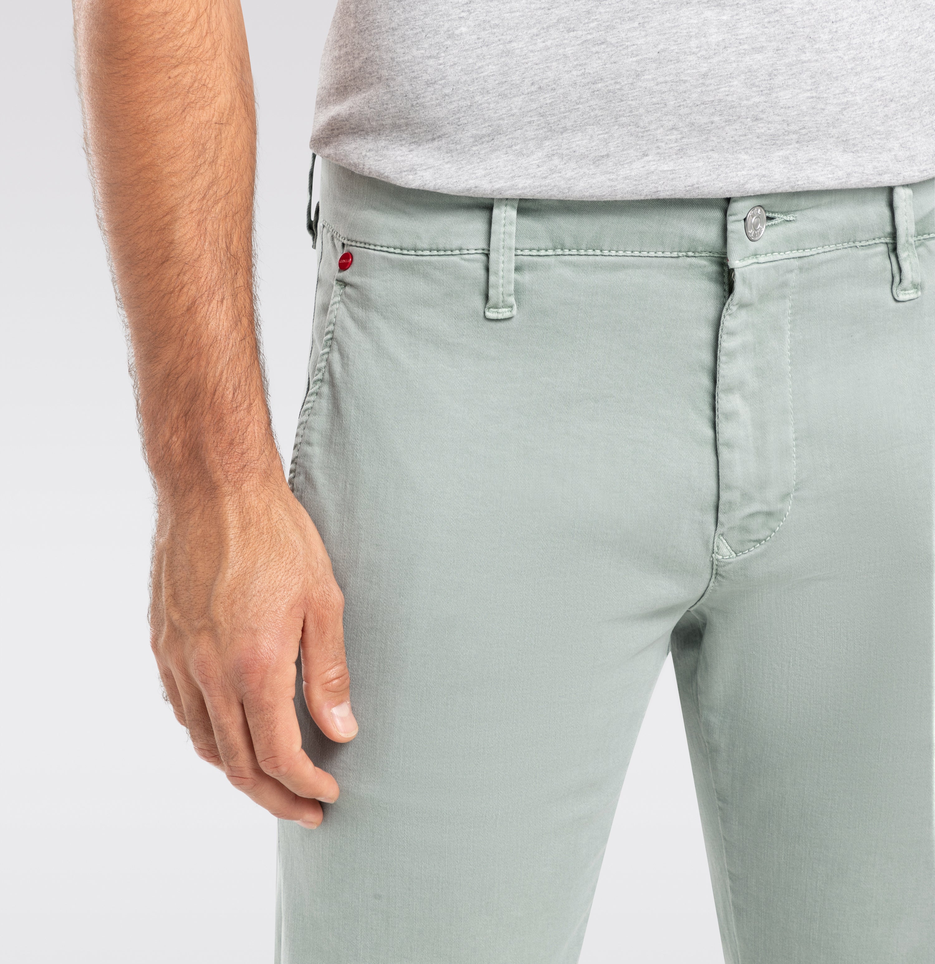 Comfortable ultimate driver pants in a chino design. | S-NAME | S-FBBZ | Side view of model