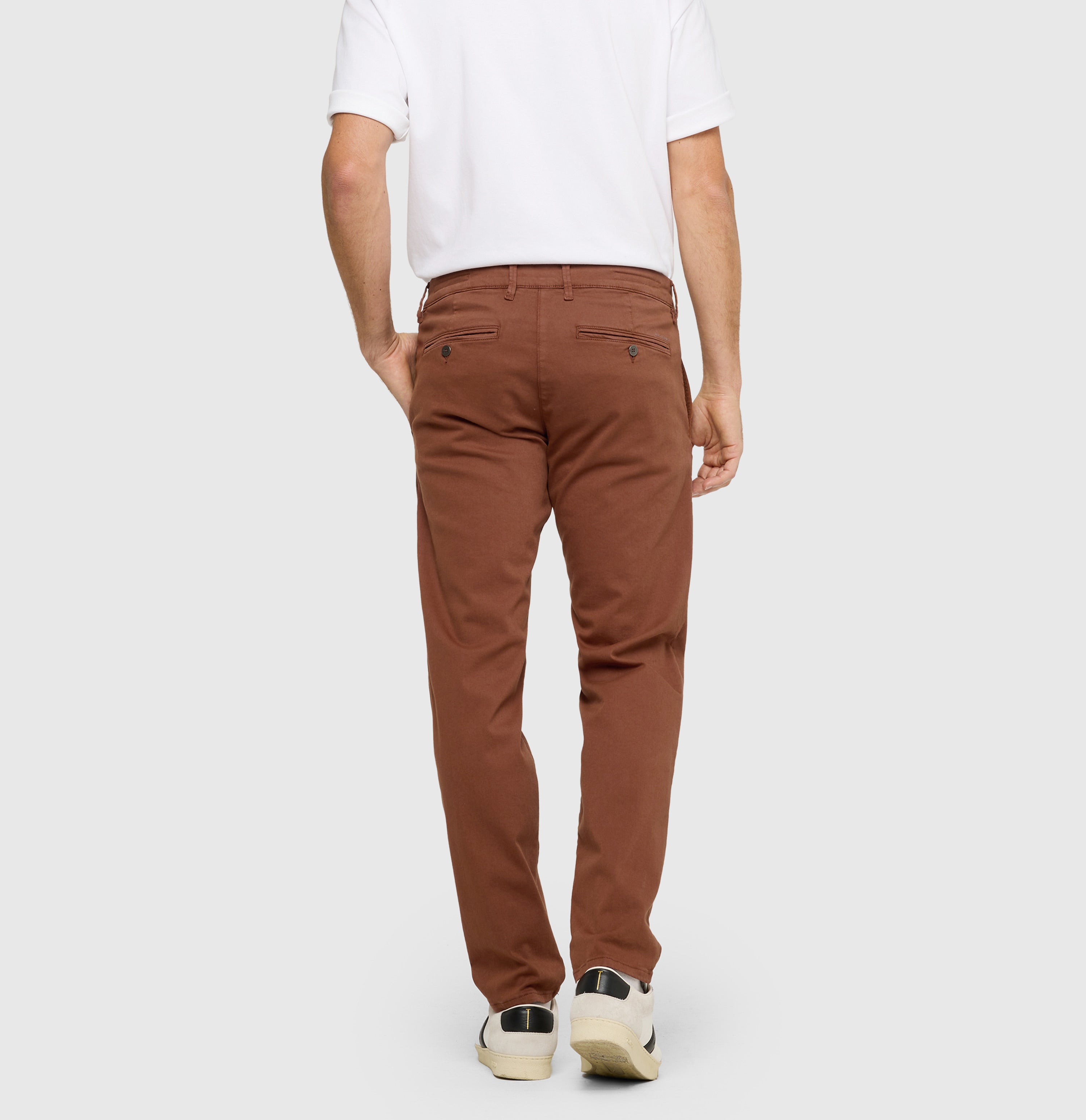Ultimate driver pants in a chino design. | Driver Pants | red brown | Back view of model