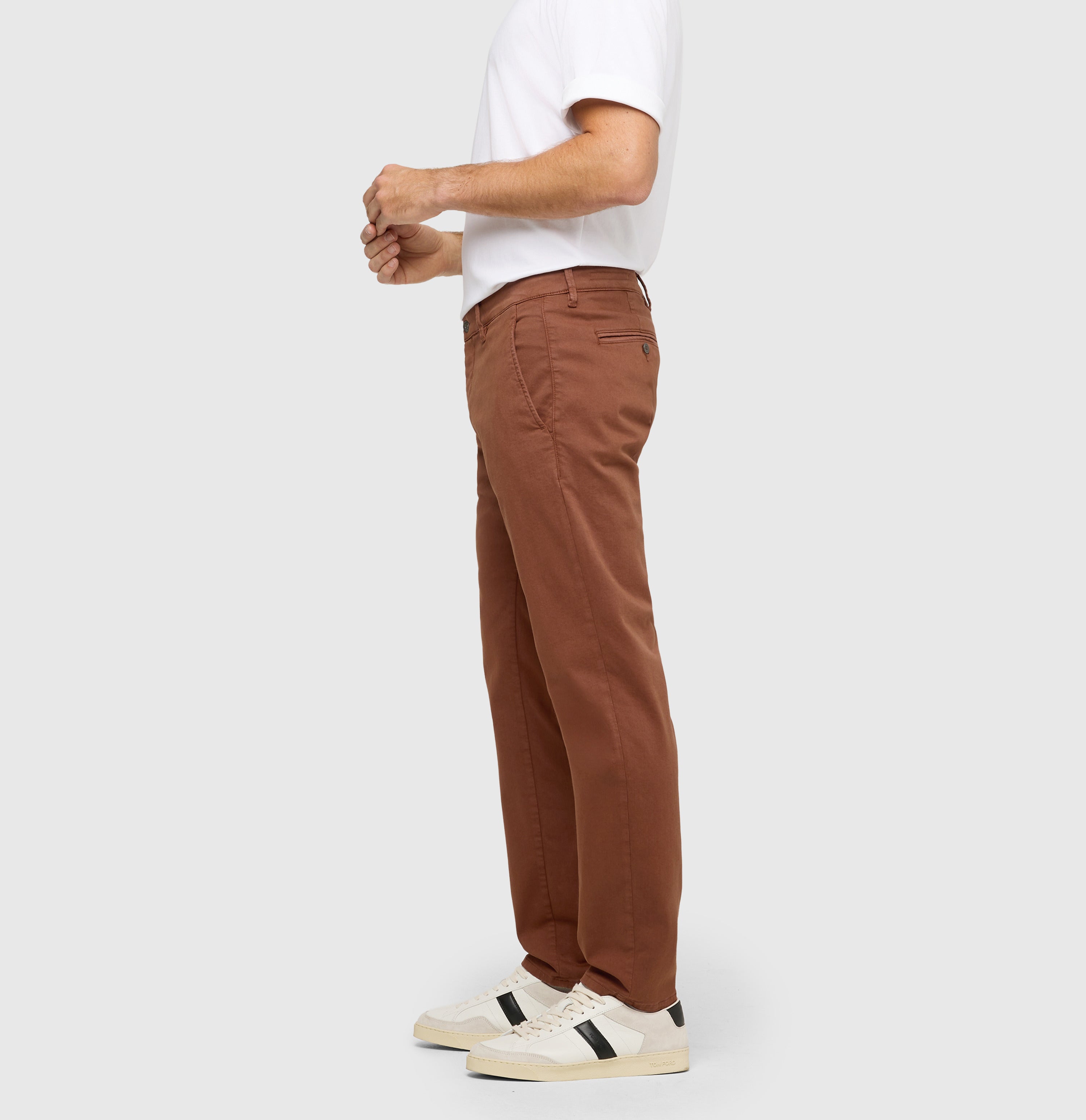 Ultimate driver pants in a chino design. | Driver Pants | red brown | Side view of model