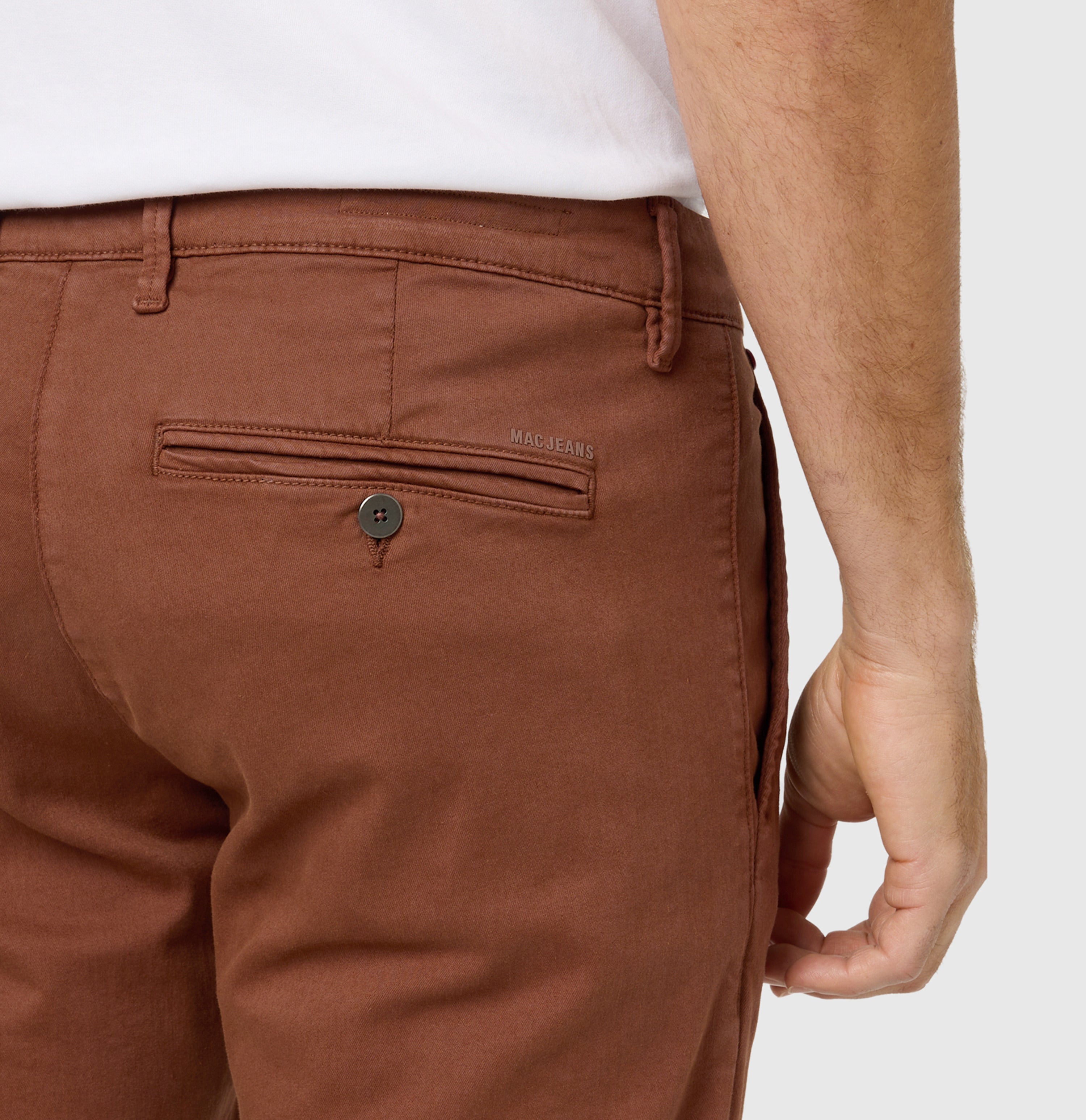 Ultimate driver pants in a chino design. | Driver Pants | red brown | Detailed view 2 of model