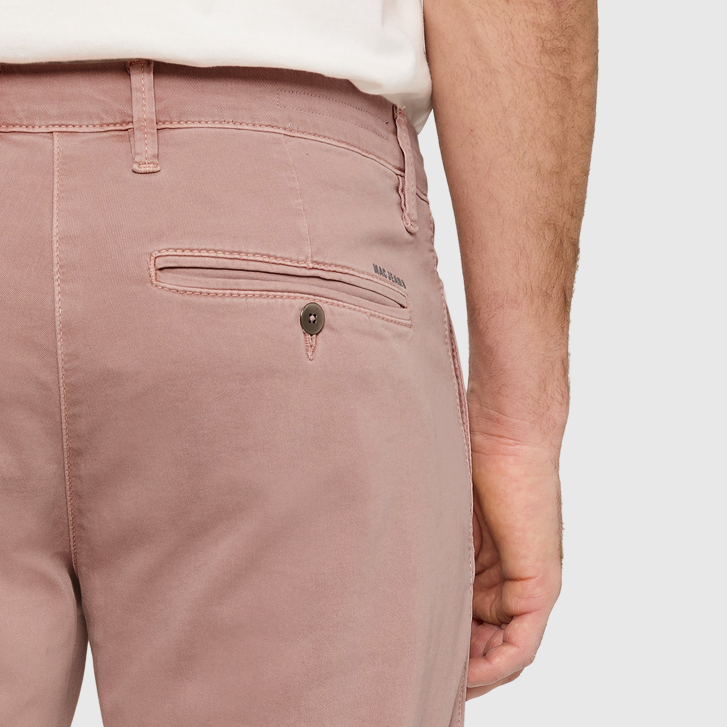 Ultimate driver pants in a chino design. | Driver Pants | ash rose | Detailed view 3 of model