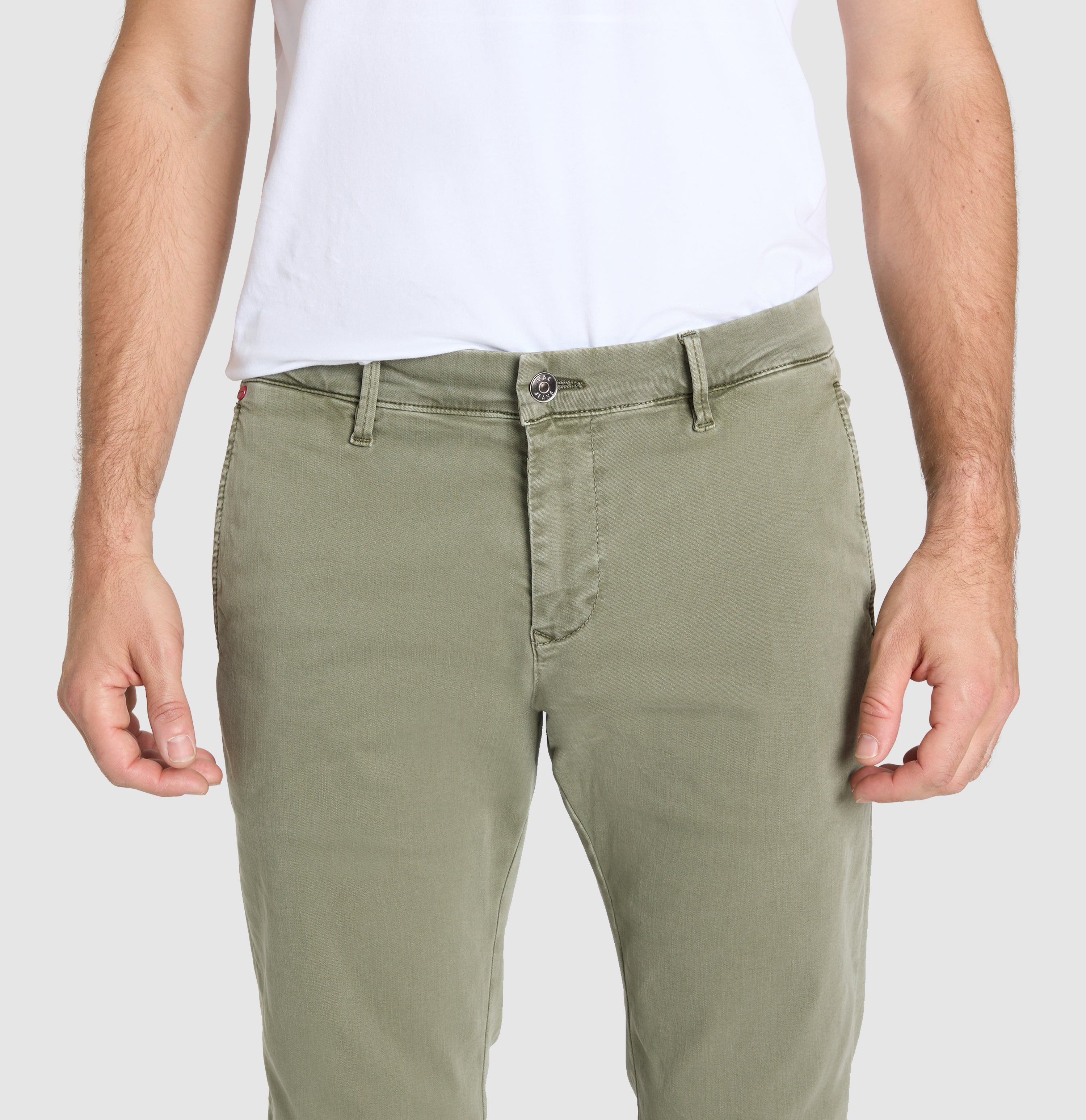 Comfortable ultimate driver’s pants in a chino design. | S-NAME | S-FBBZ | Side view of model