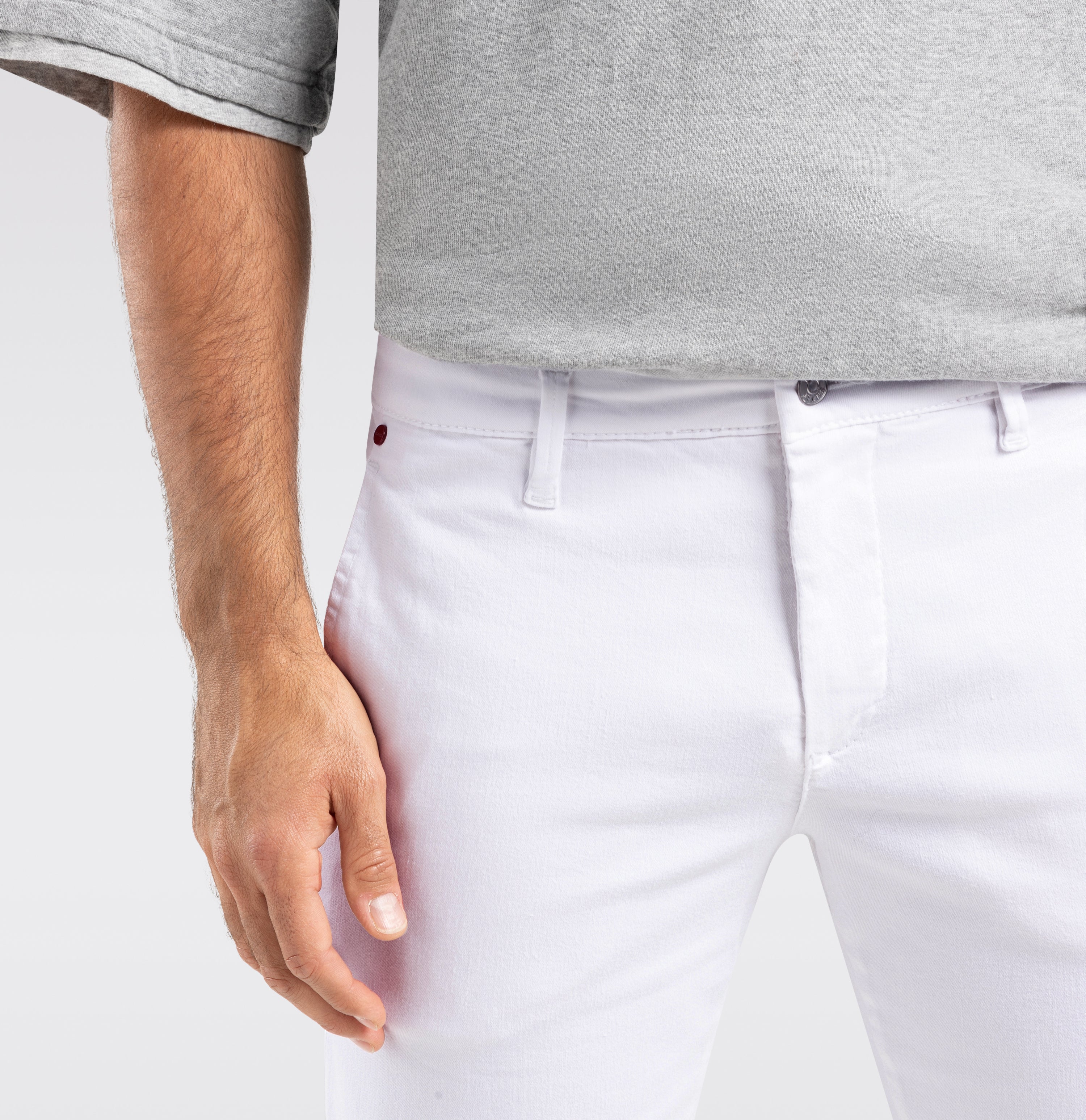 Ultimate driver pants with a chino look. | Driver Pants | white denim | Side view of model