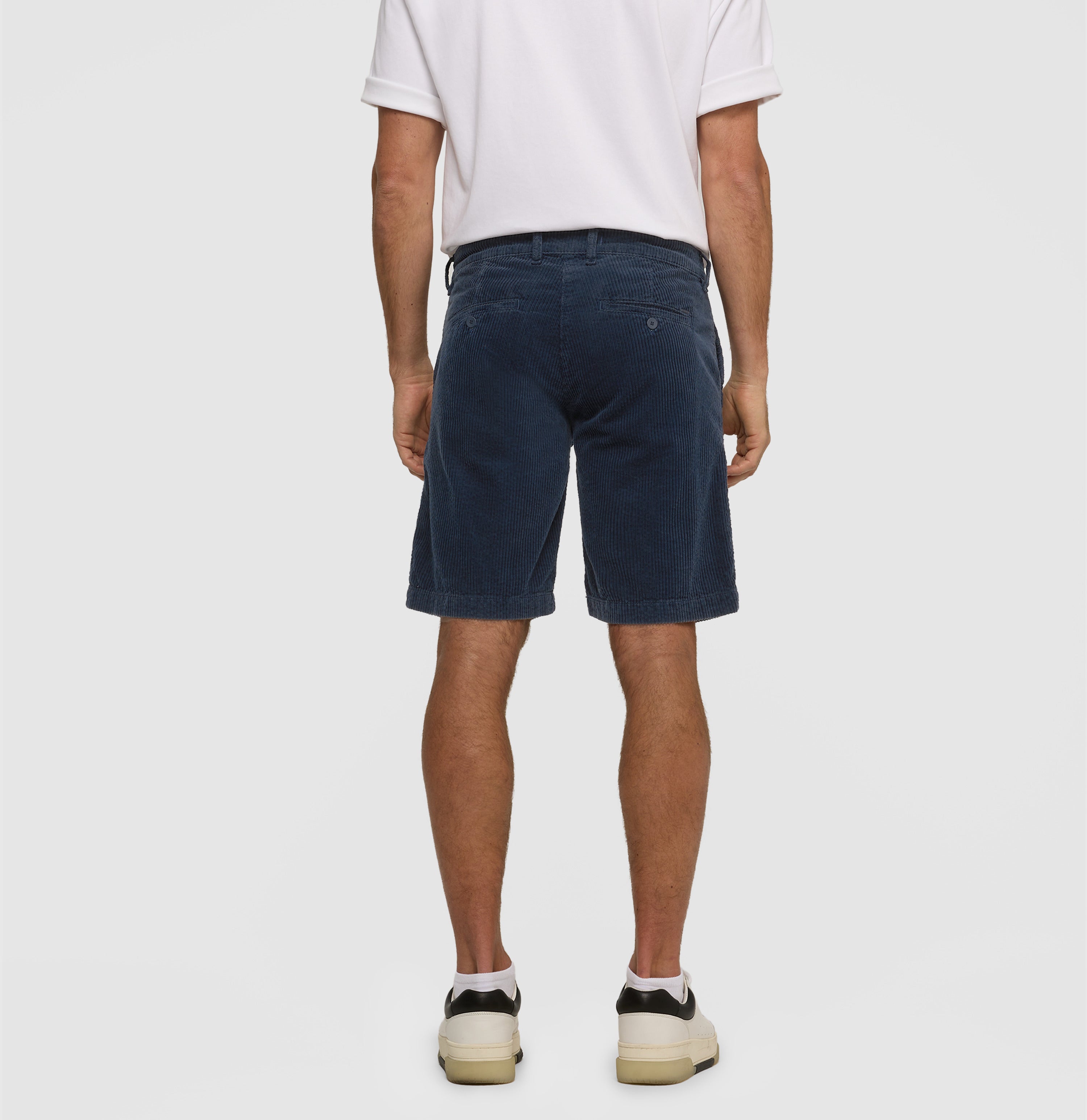 Bermuda made of summery corduroy. | Liam Bermuda | dark indigo | Back view of model