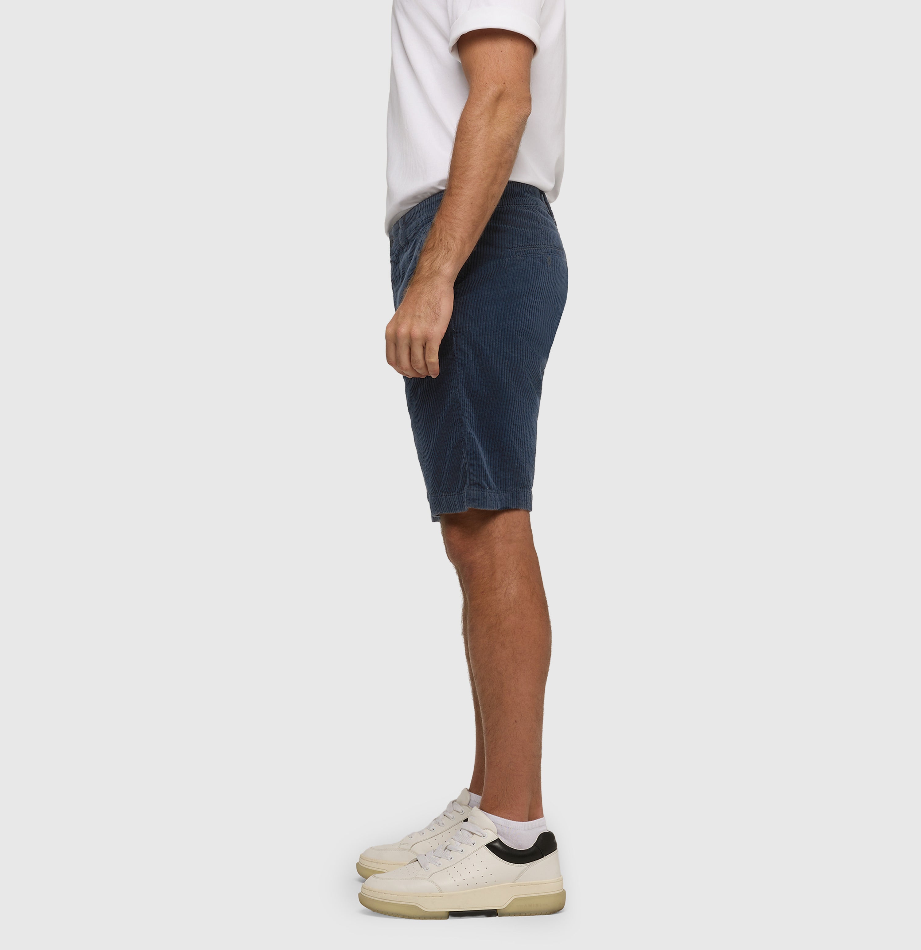 Bermuda made of summery corduroy. | Liam Bermuda | dark indigo | Side view of model