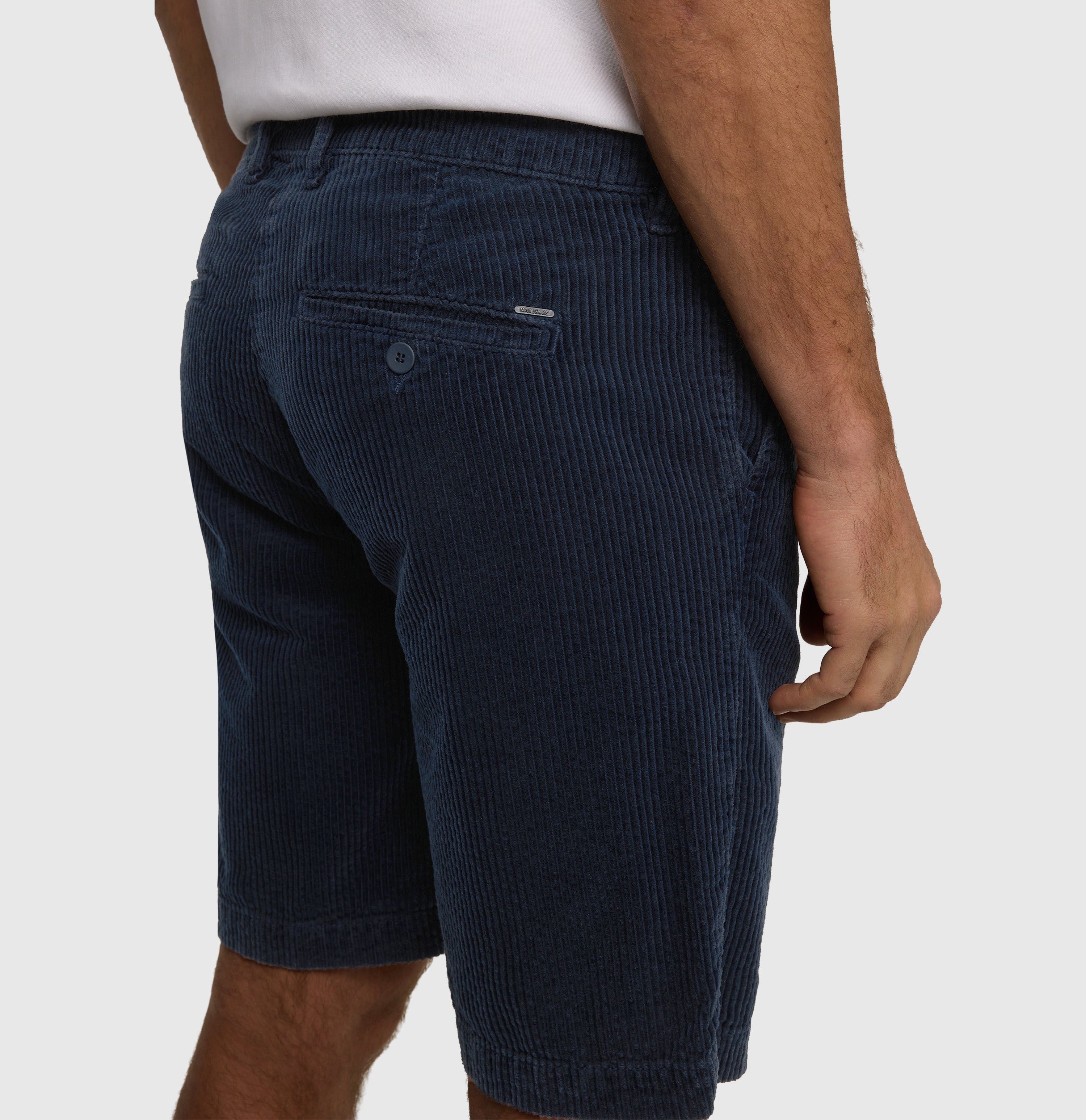 Bermuda made of summery corduroy. | Liam Bermuda | dark indigo | Detailed view 2 of model