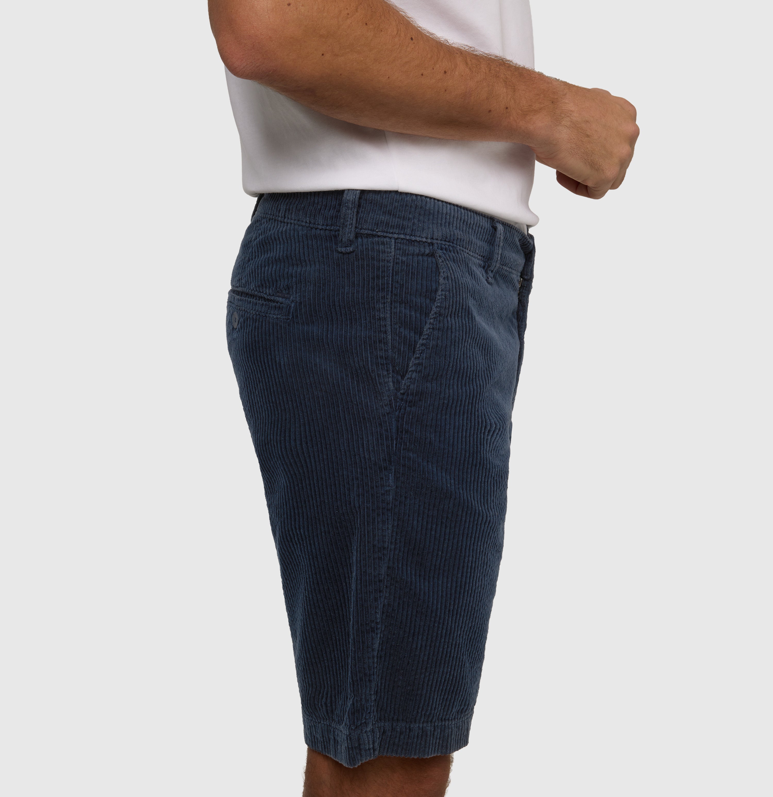 Bermuda made of summery corduroy. | Liam Bermuda | dark indigo | Detailed view 3 of model
