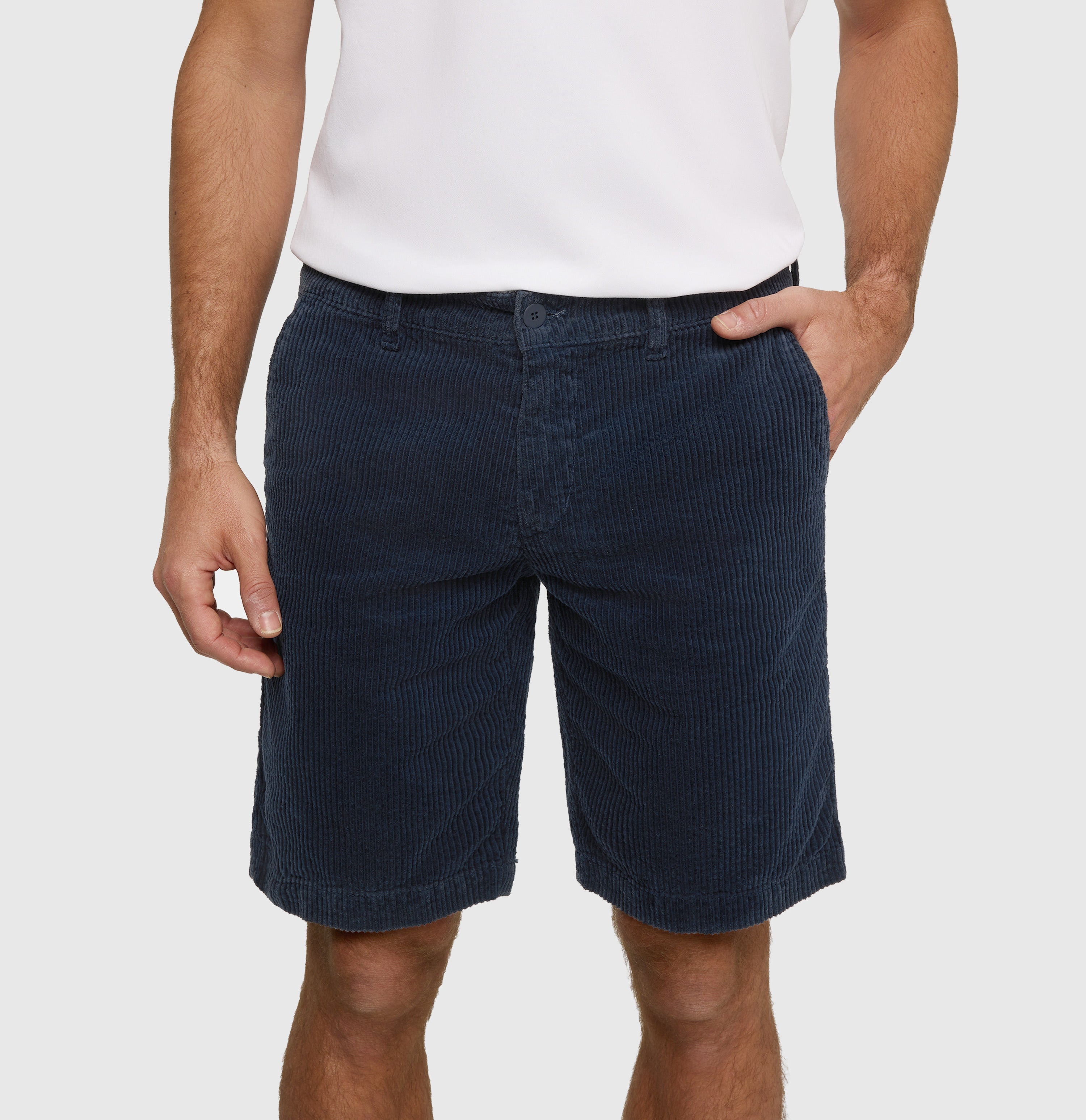 Bermuda made of summery corduroy. | Liam Bermuda | dark indigo | Detailed view 4 of model
