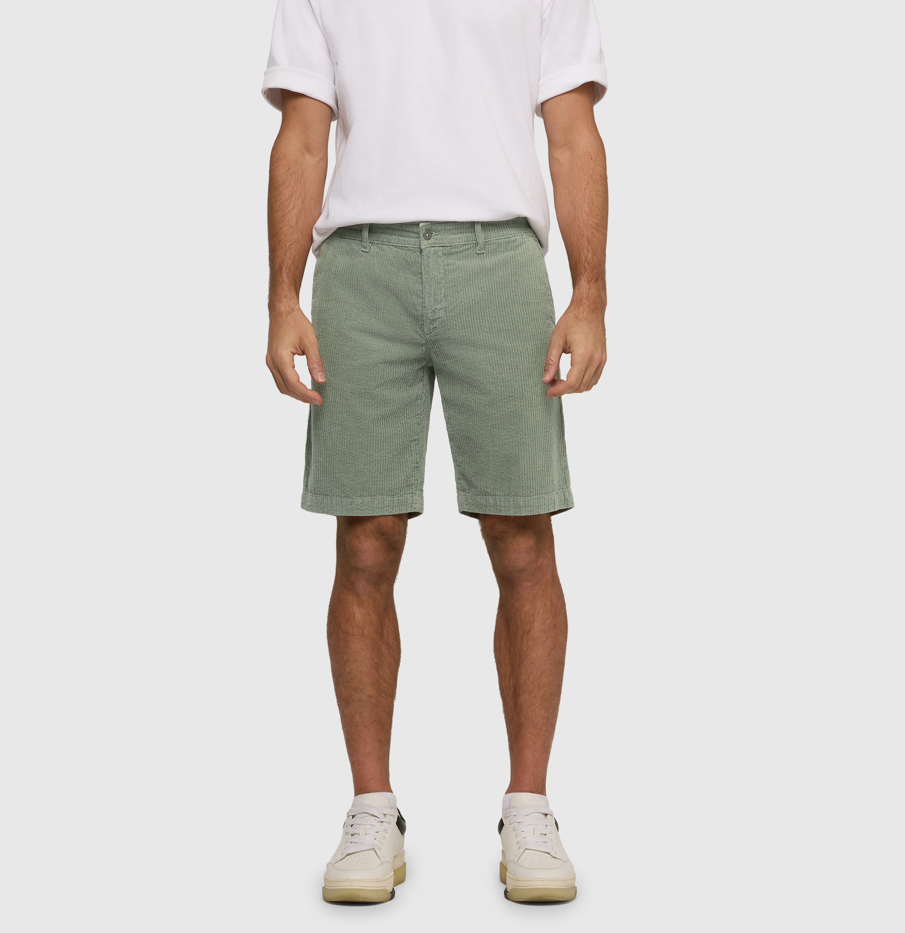 Bermuda made of summery corduroy. | Liam Bermuda | iceberg green PPT | Front view of model