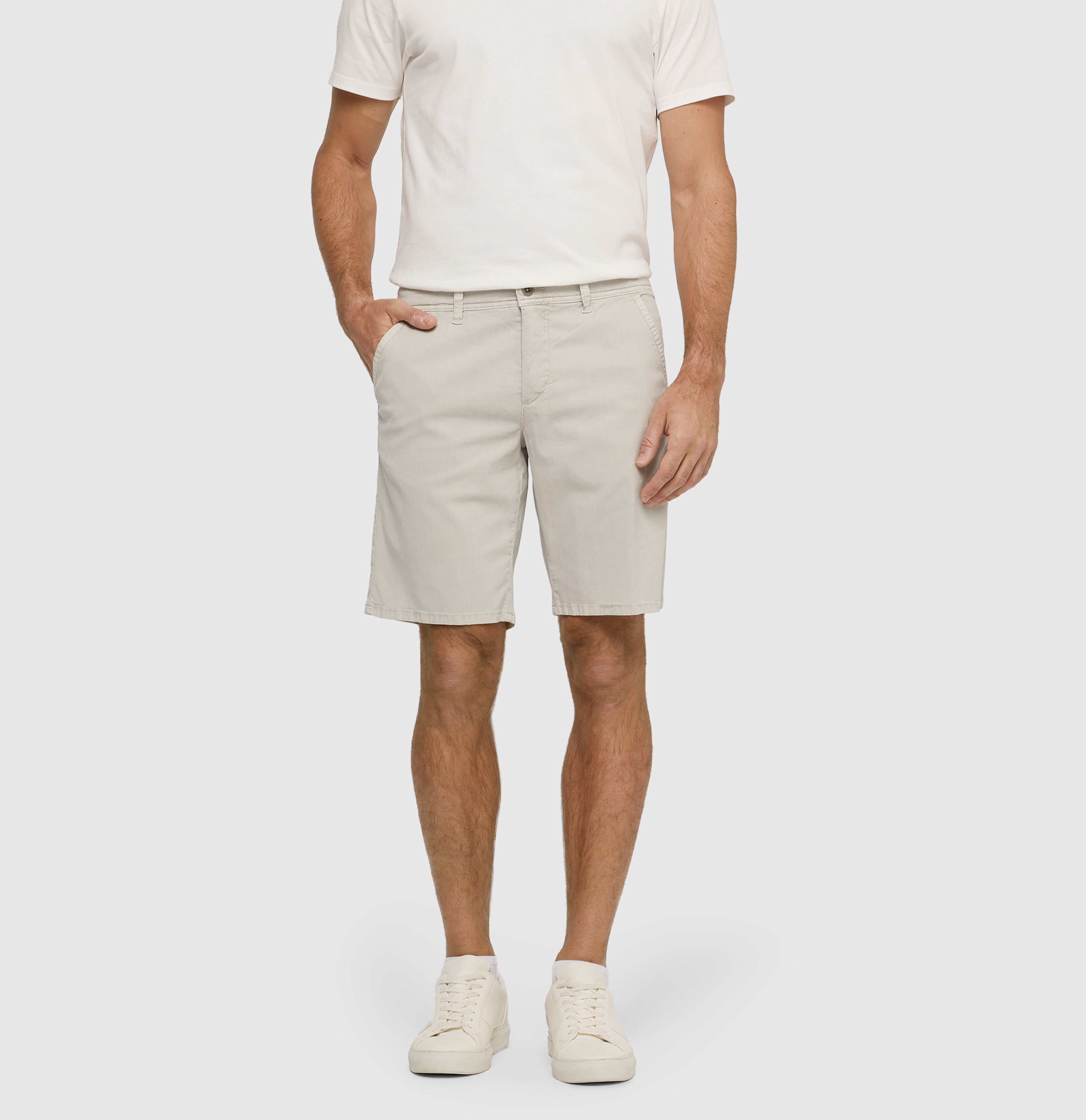 Chino Bermuda in a soft lyocell blend. | Liam Bermuda | kitt PPT | Front view of model