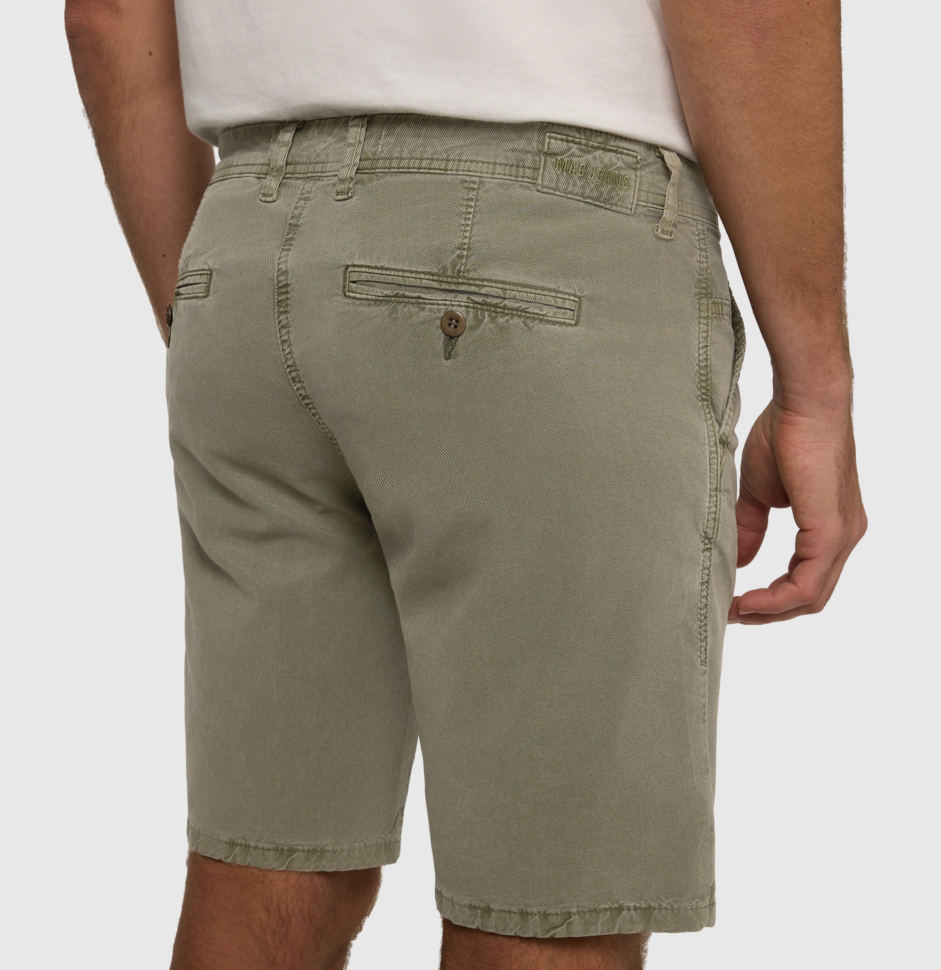 Chino Bermuda in a soft lyocell blend. | Liam Bermuda | leaf green PPT | Detailed view 2 of model