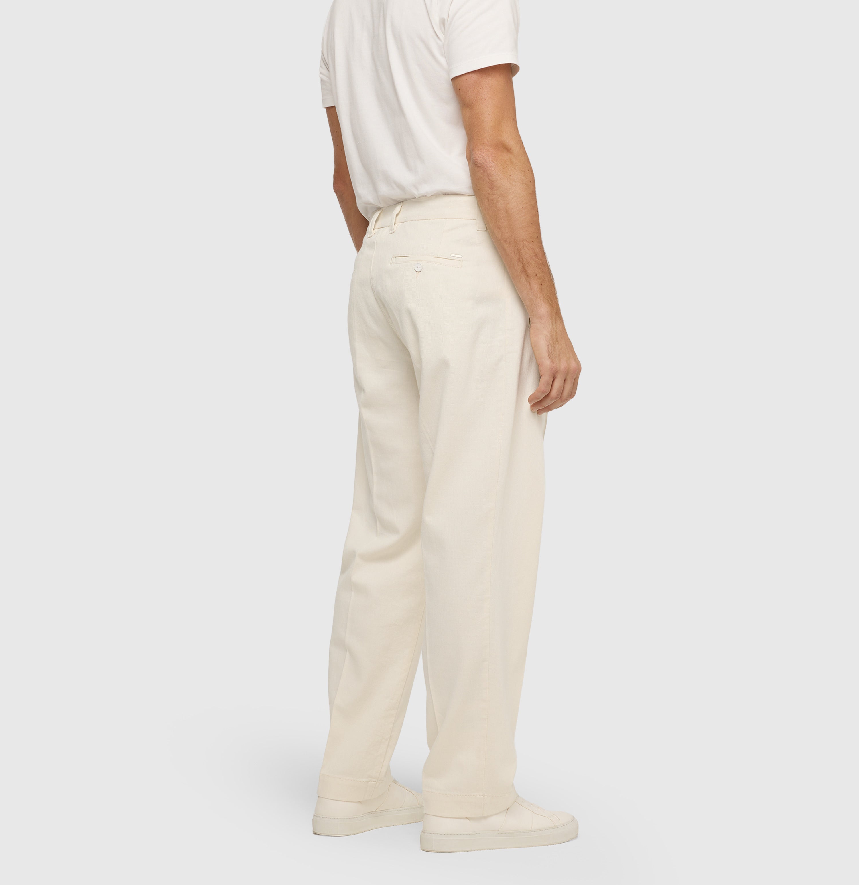 Loose fit in a pure natural fibre material. | Madox | cream white | Back view of model