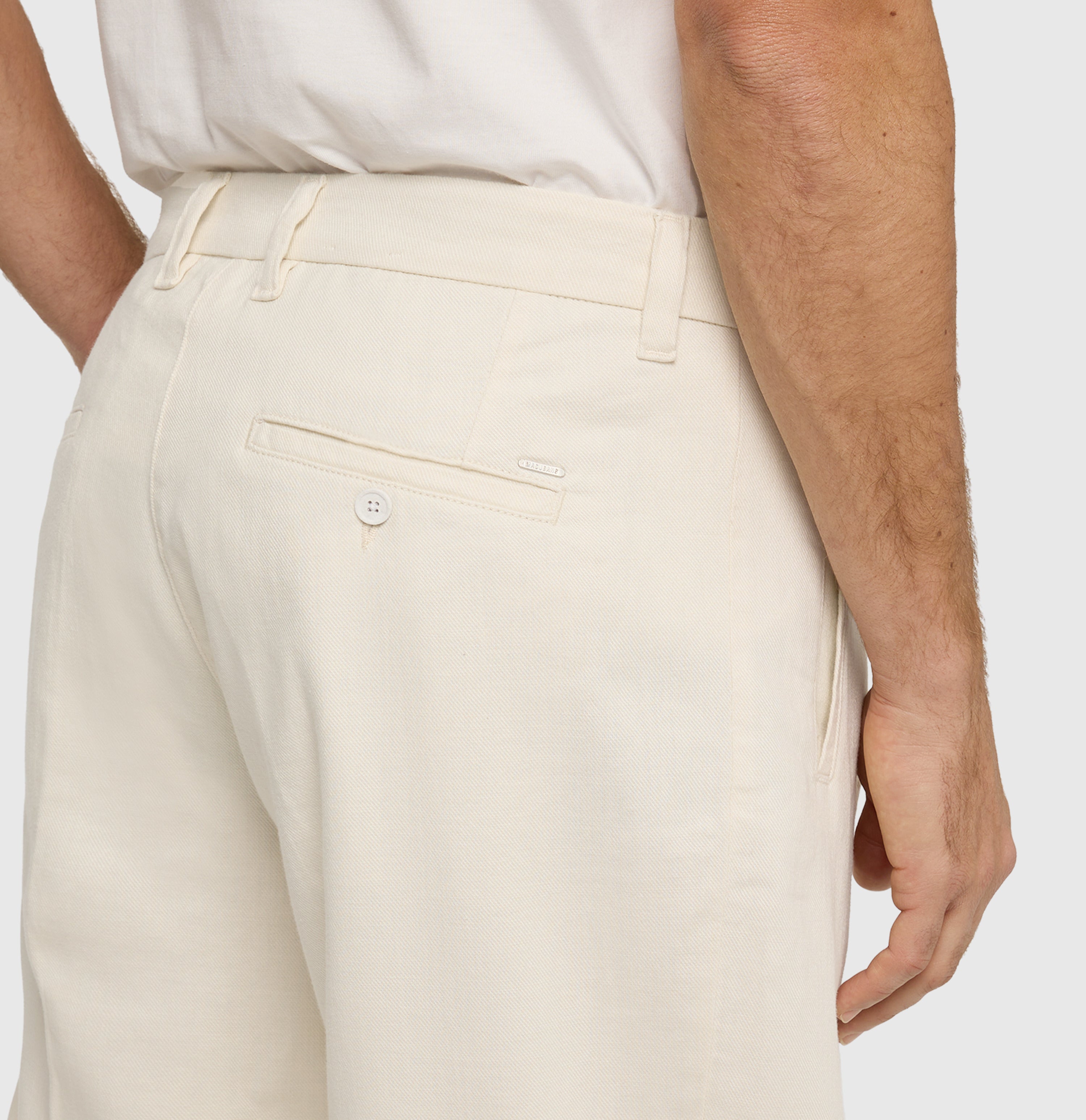 Loose fit in a pure natural fibre material. | Madox | cream white | Detailed view 2 of model