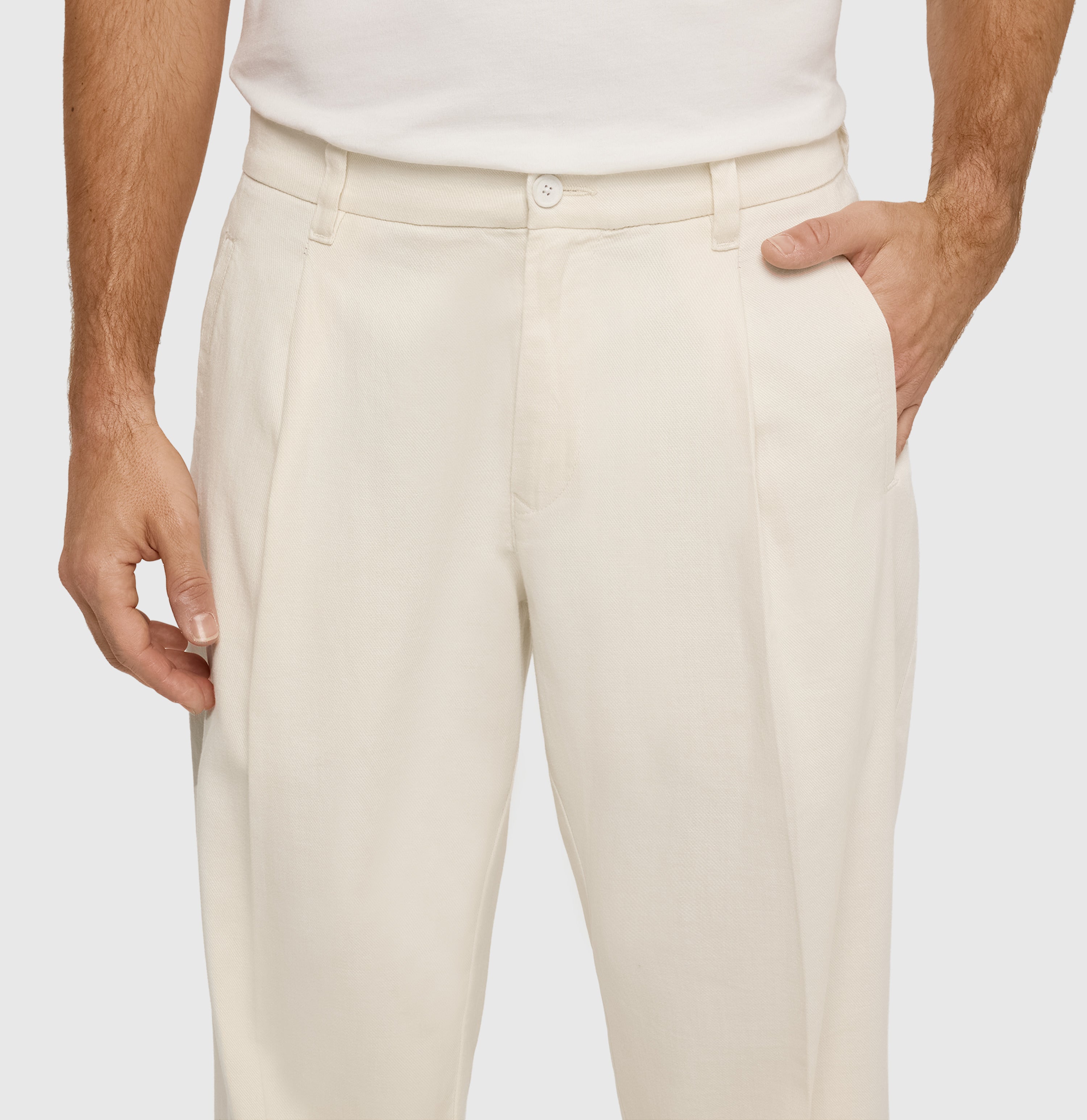 Loose fit in a pure natural fibre material. | Madox | cream white | Detailed view 3 of model