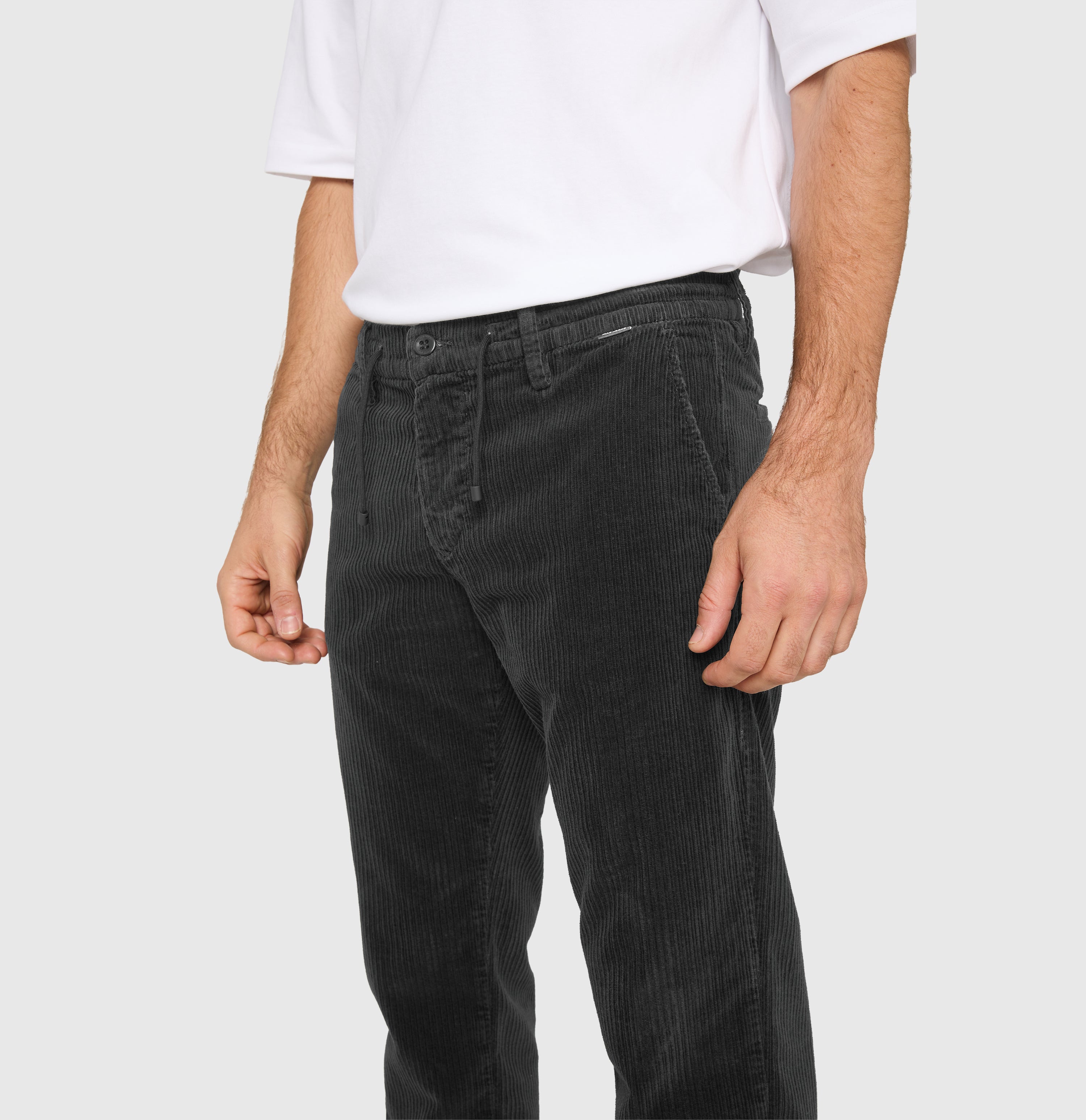 Soft corduroy chino with sporty drawstring. | Pedro | black PPT | Detailed view 3 of model