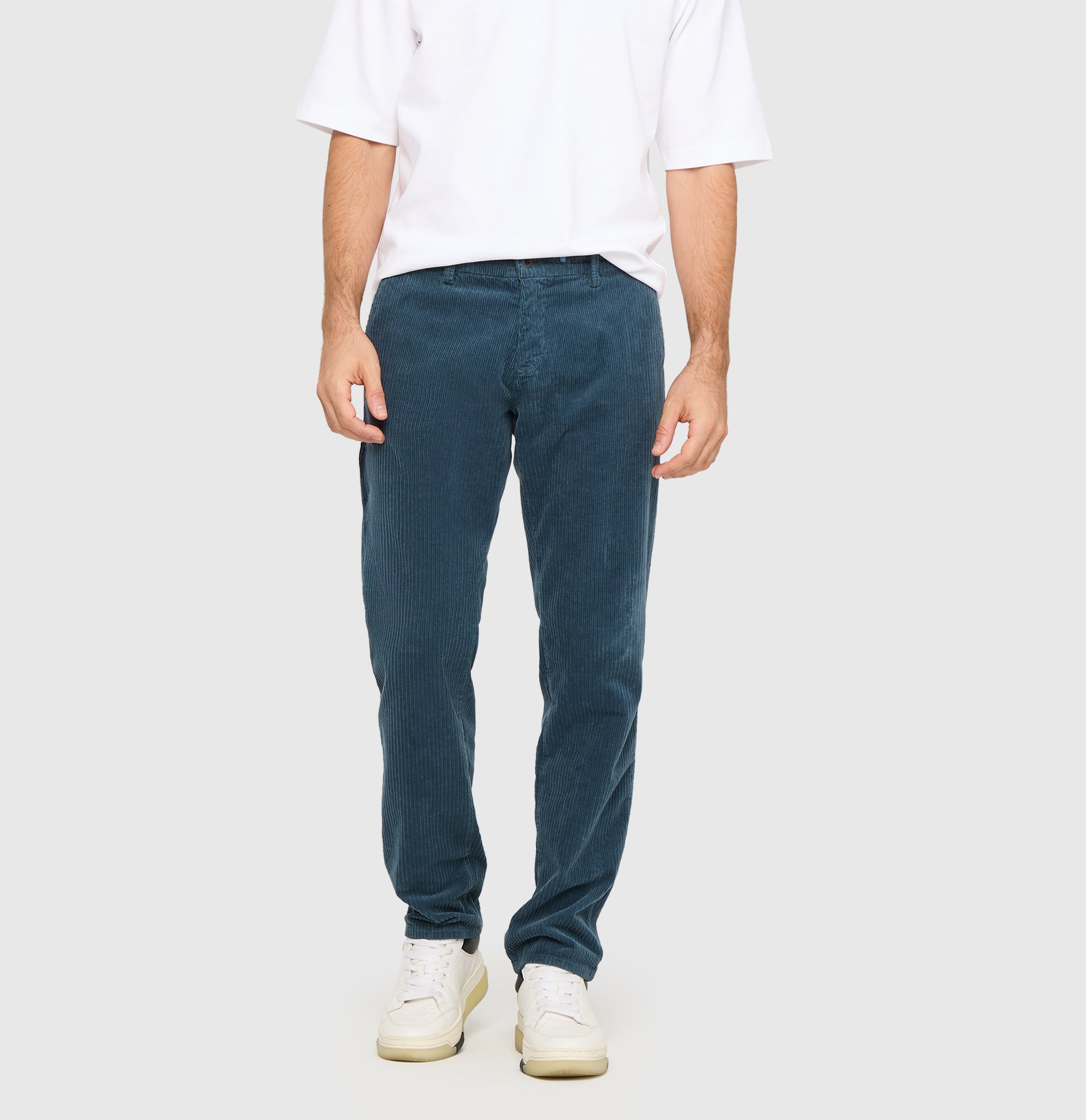 Soft corduroy chino with sporty drawstring. | Pedro | marine PPT | Front view of model