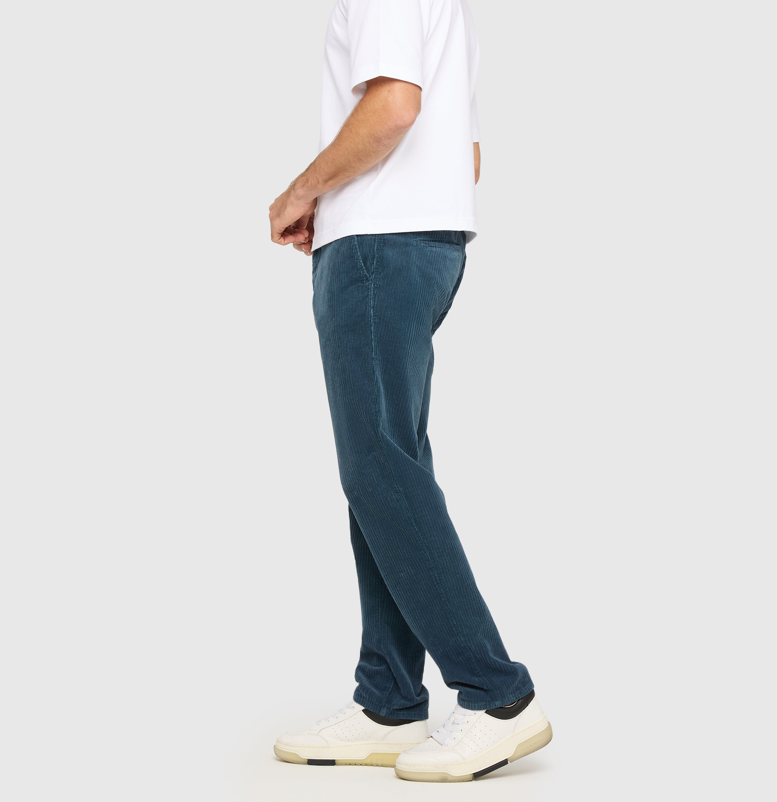 Soft corduroy chino with sporty drawstring. | Pedro | marine PPT | Side view of model