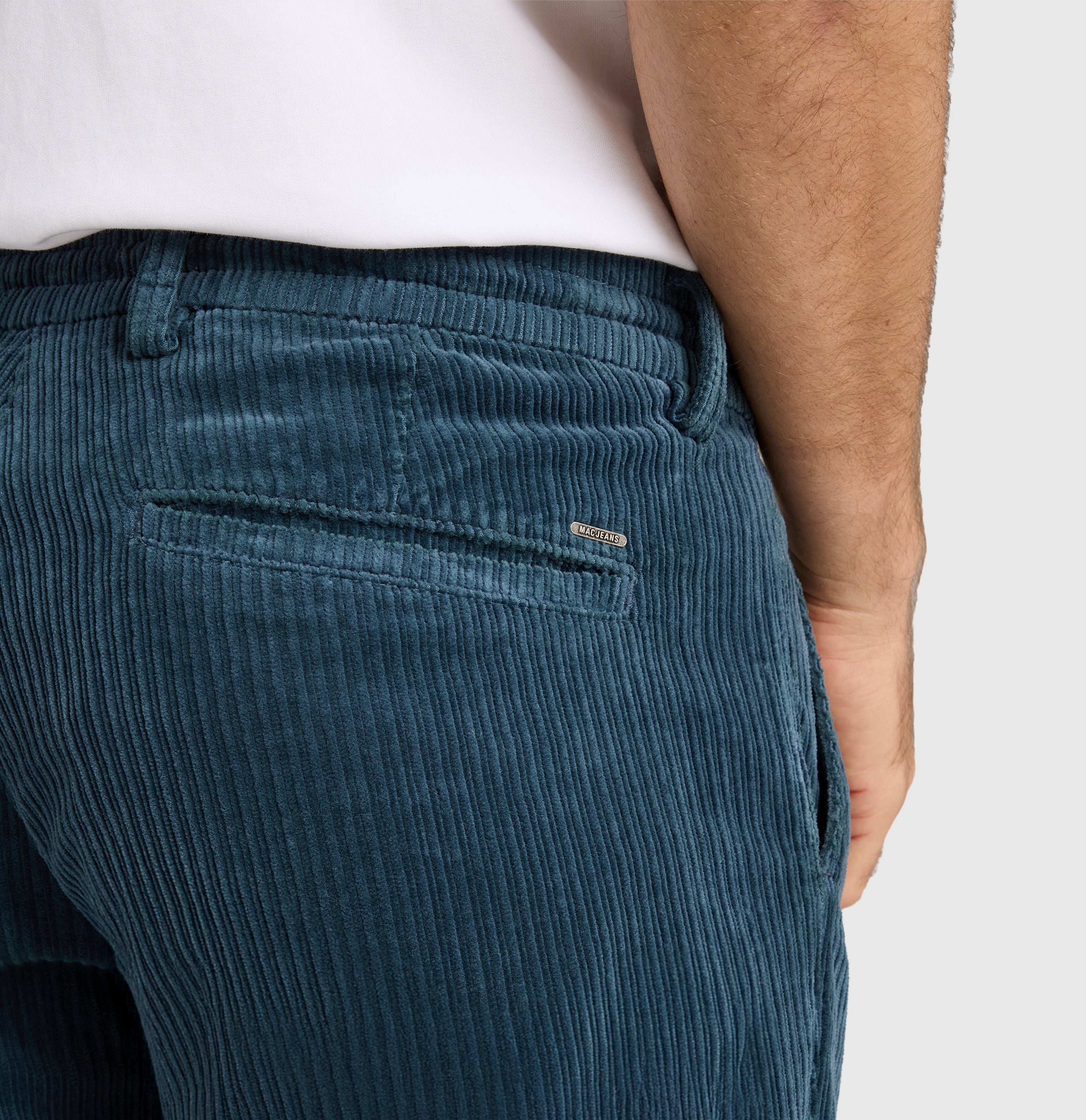 Soft corduroy chino with sporty drawstring. | Pedro | marine PPT | Detailed view 2 of model