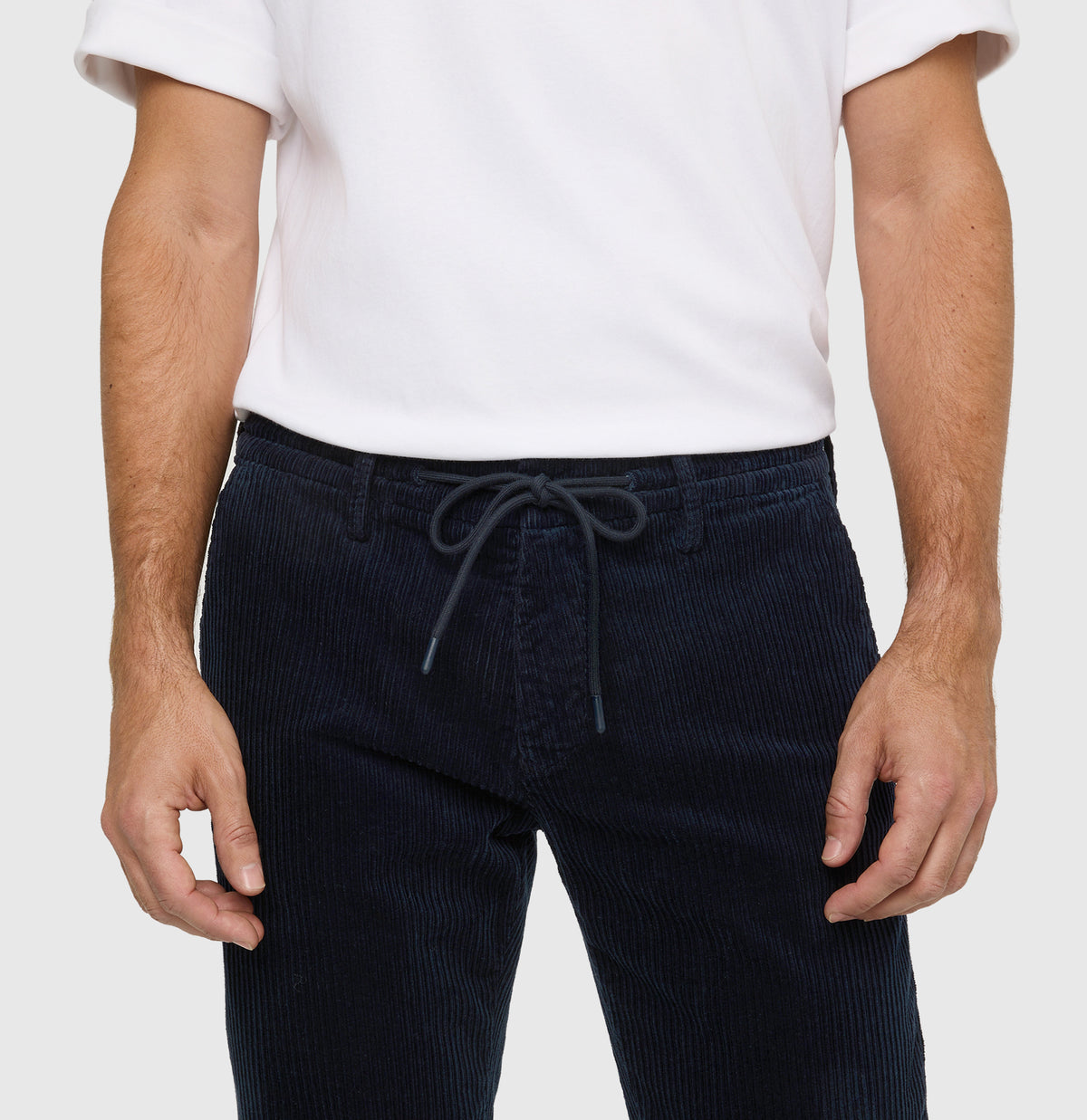 Corduroy trousers with sporty drawstring. | Pedro | midnight blue PPT | Detailed view 3 of model