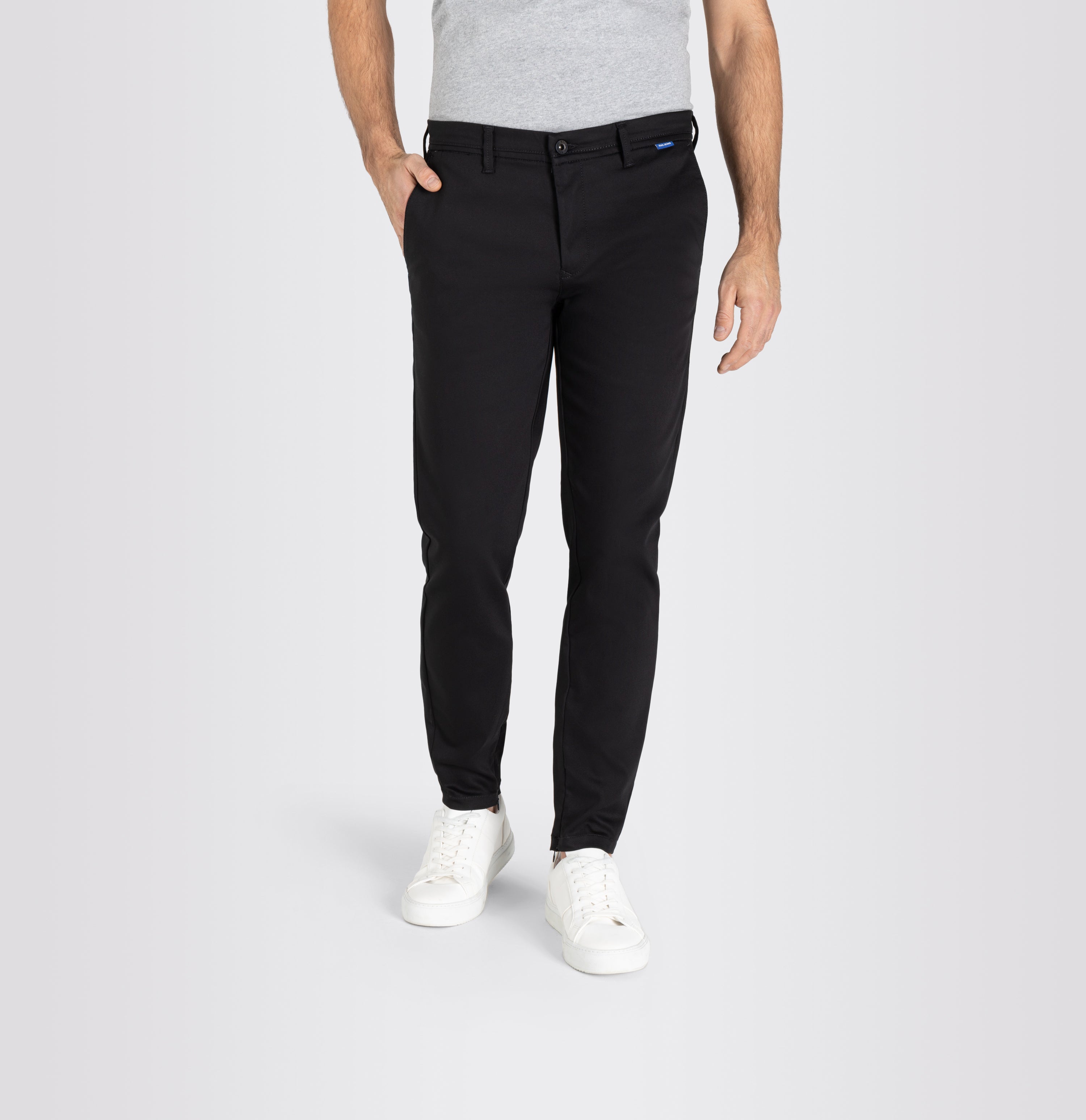 Tapered chino made of satin stretch. | S-NAME | S-FBBZ | Front view of model