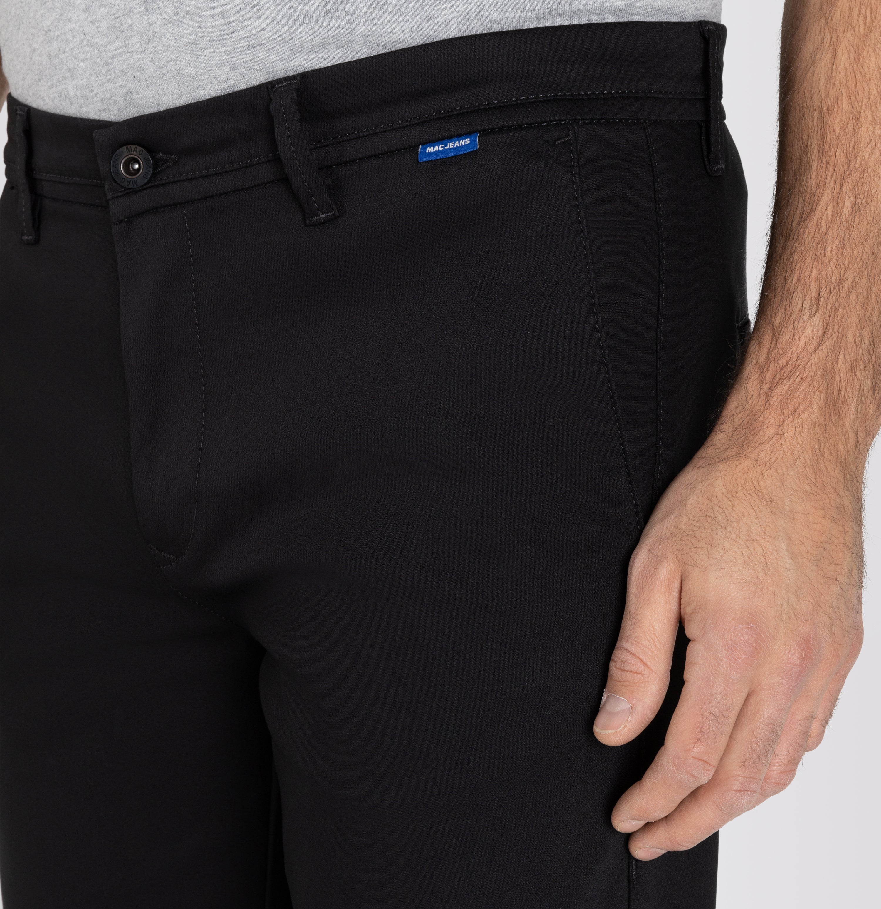 Tapered chino made of satin stretch. | S-NAME | S-FBBZ | Side view of model