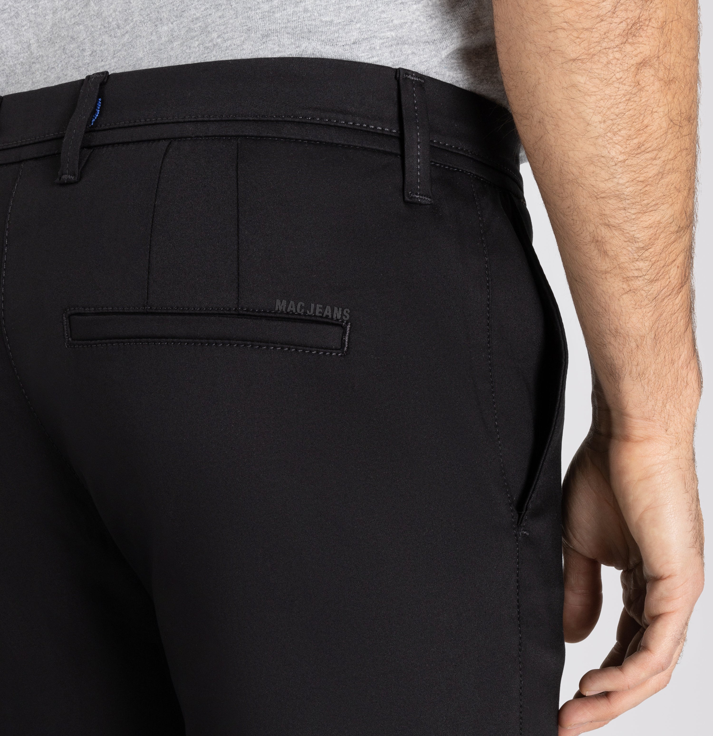 Tapered chino made of satin stretch. | S-NAME | S-FBBZ | Detailed view 2 of model
