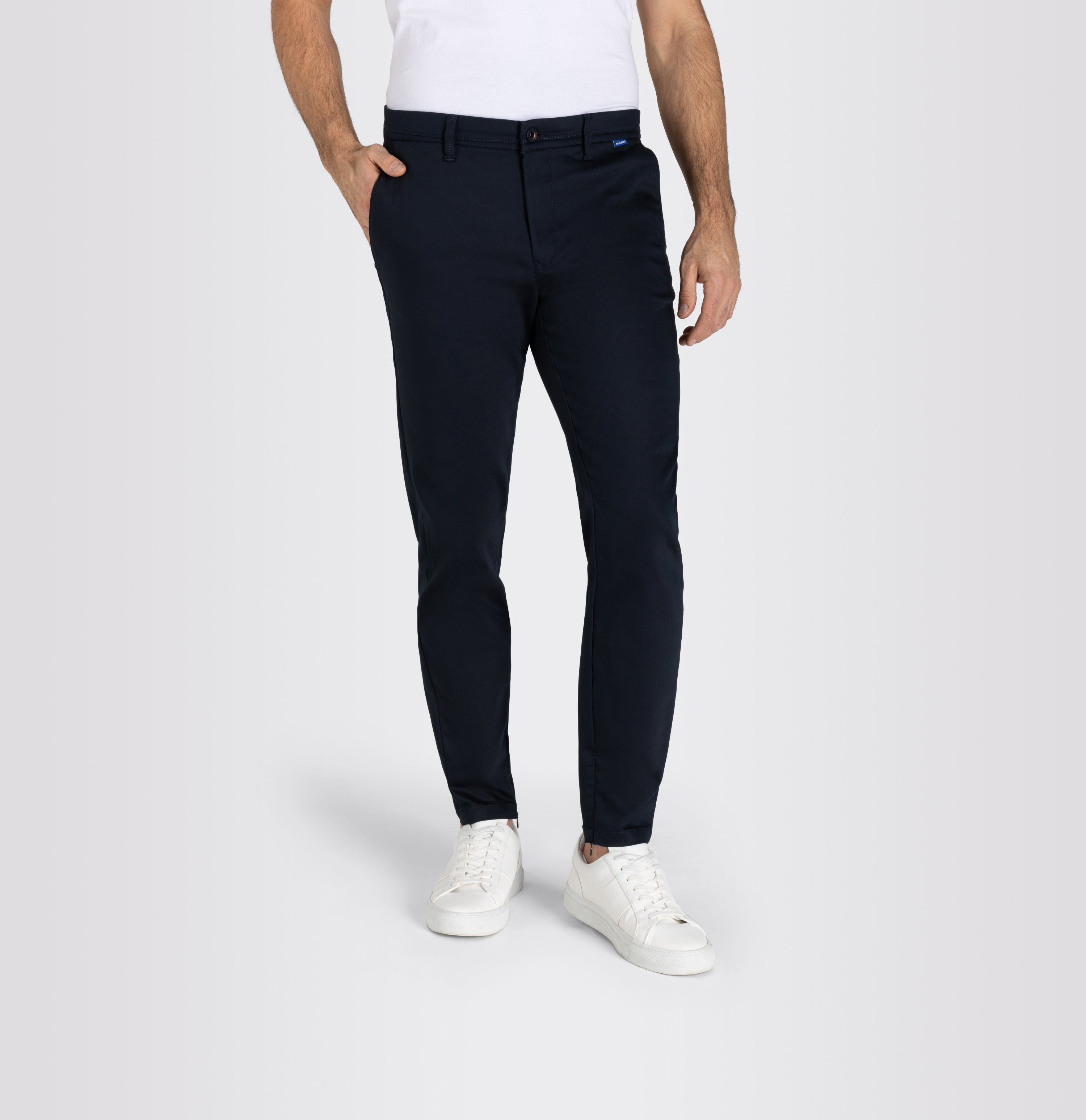 Tapered chino made of satin stretch. | S-NAME | S-FBBZ | Front view of model