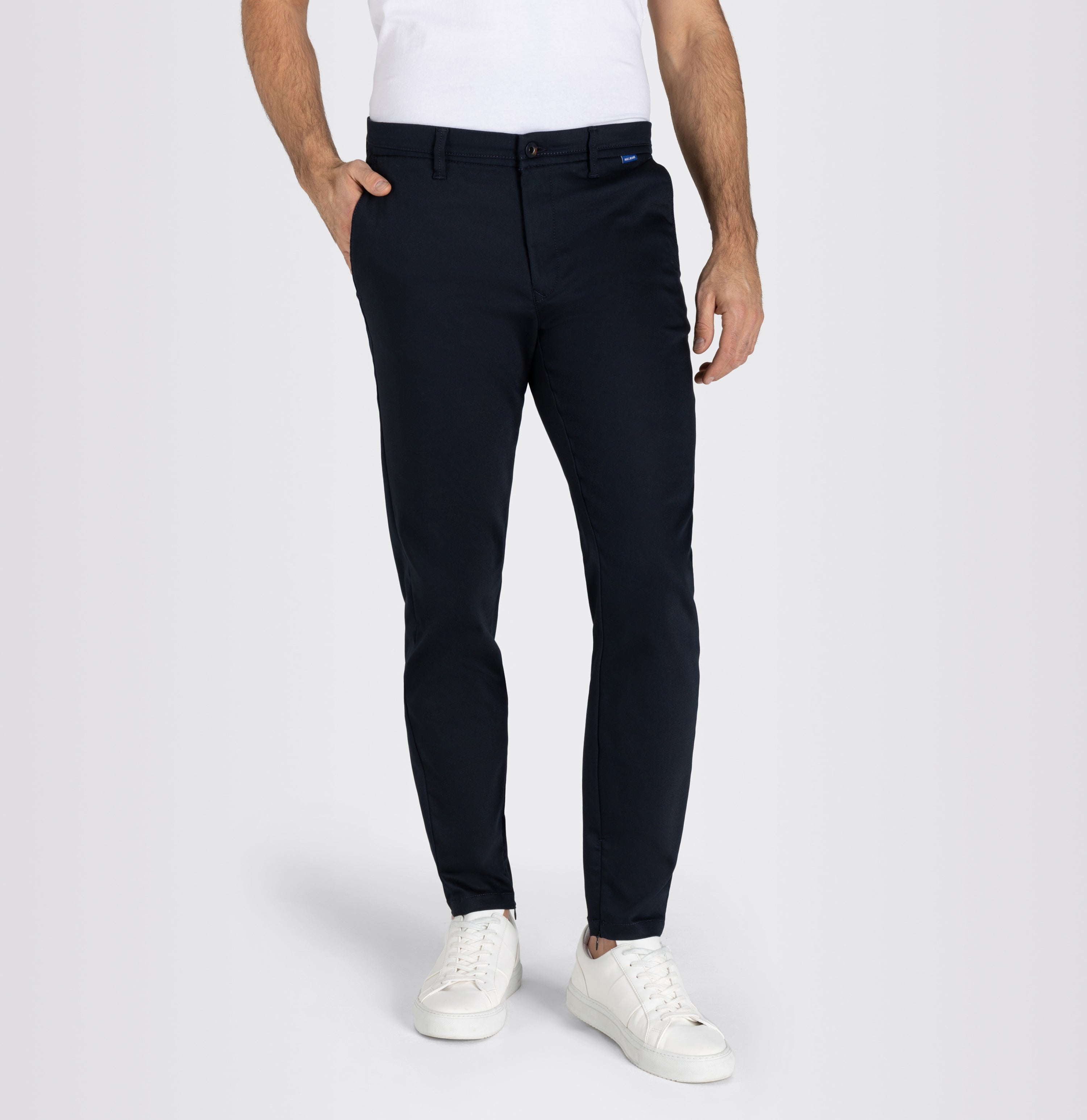 Tapered chino made of satin stretch. | Griffin | nautic blue | Front view of model