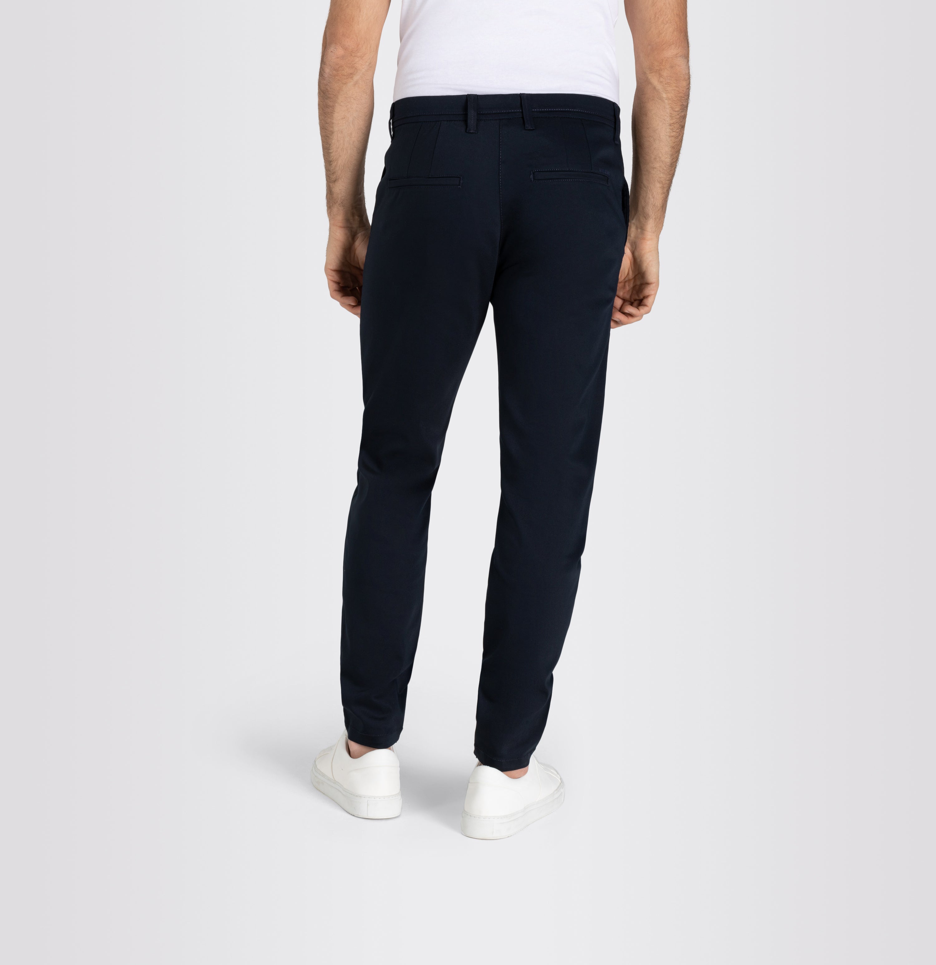Tapered chino made of satin stretch. | S-NAME | S-FBBZ | Back view of model