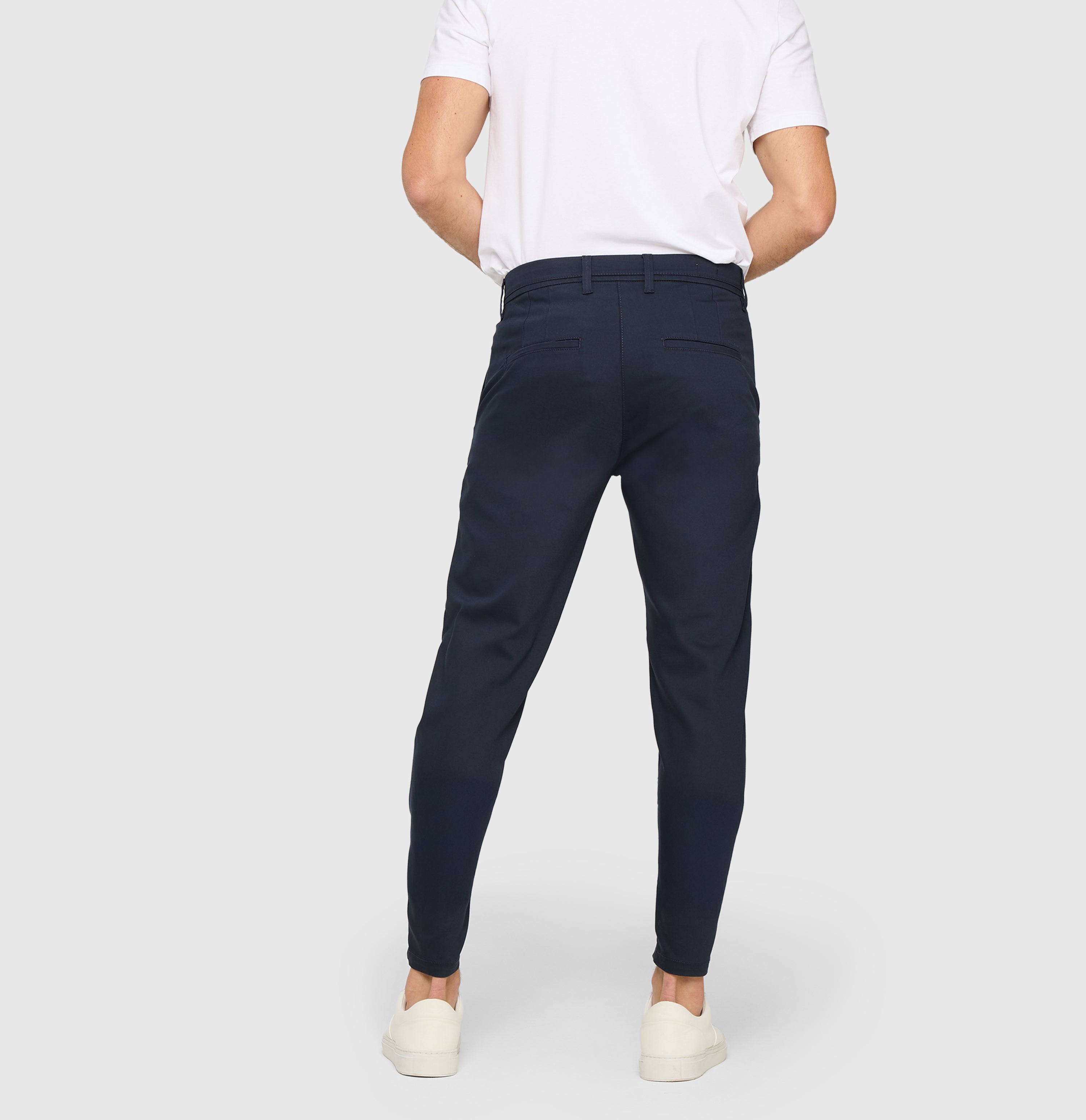 Tapered chino made of satin stretch. | Griffin | nautic blue | Back view of model