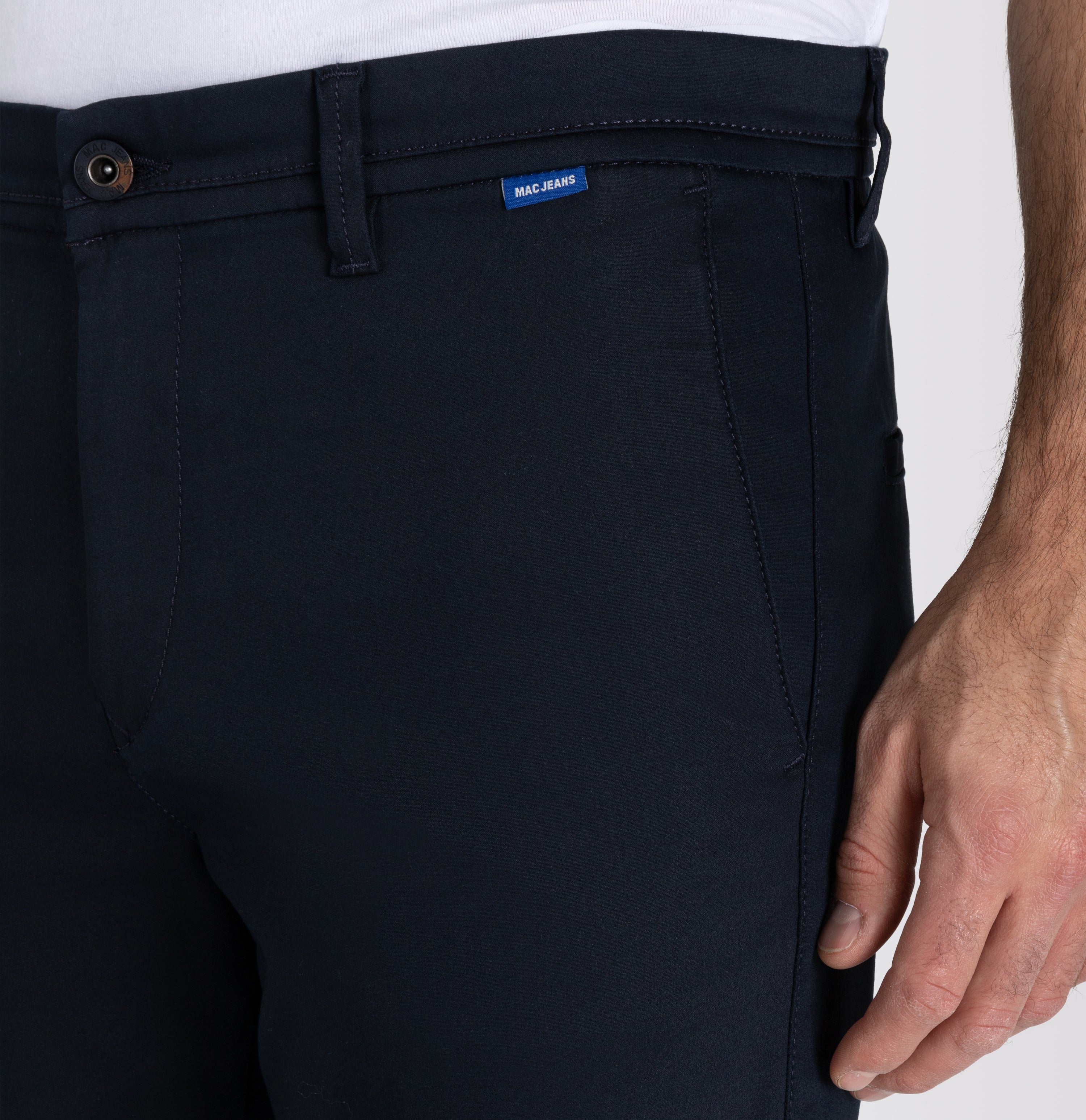 Tapered chino made of satin stretch. | S-NAME | S-FBBZ | Side view of model