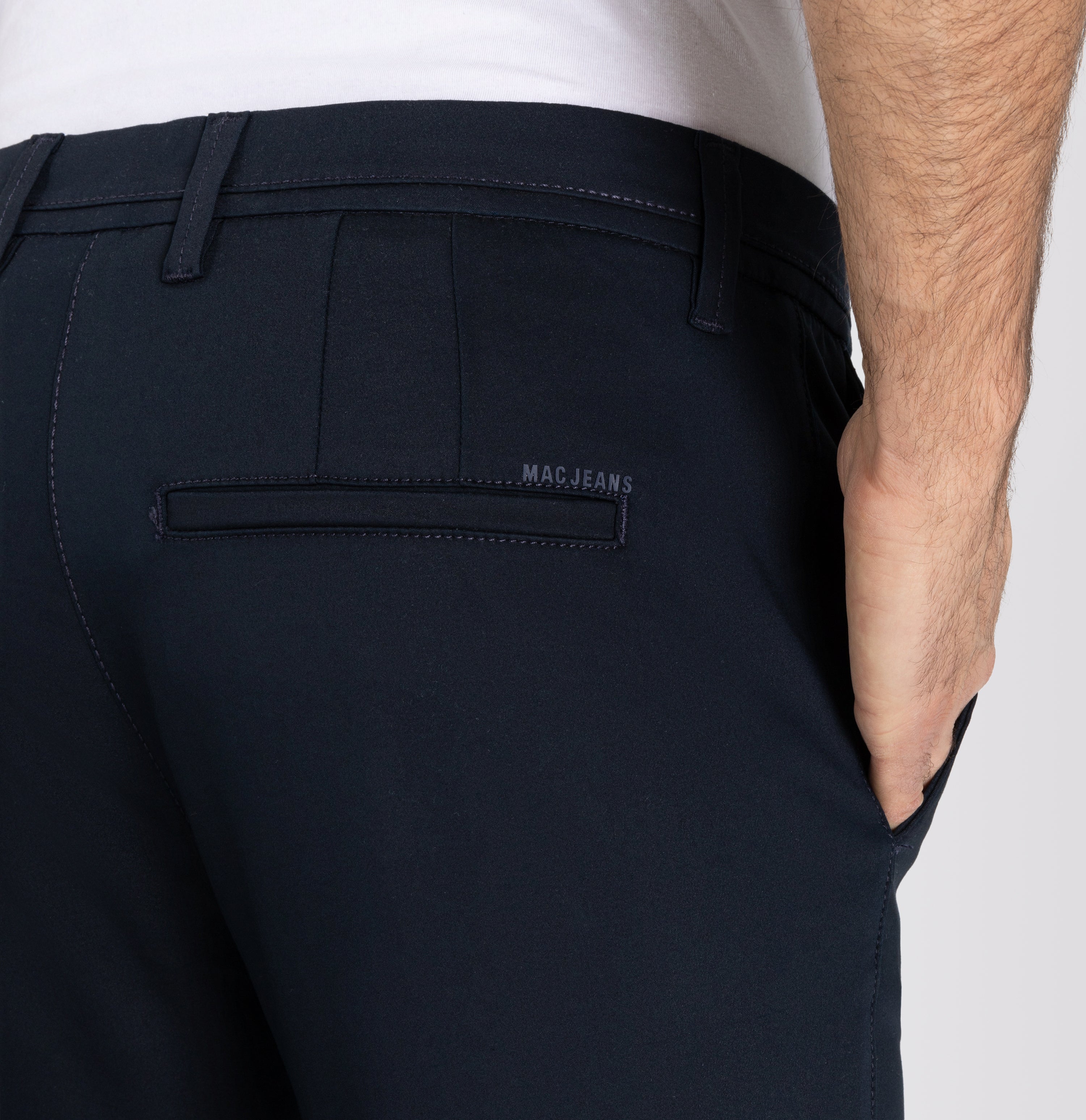 Tapered chino made of satin stretch. | S-NAME | S-FBBZ | Detailed view 2 of model
