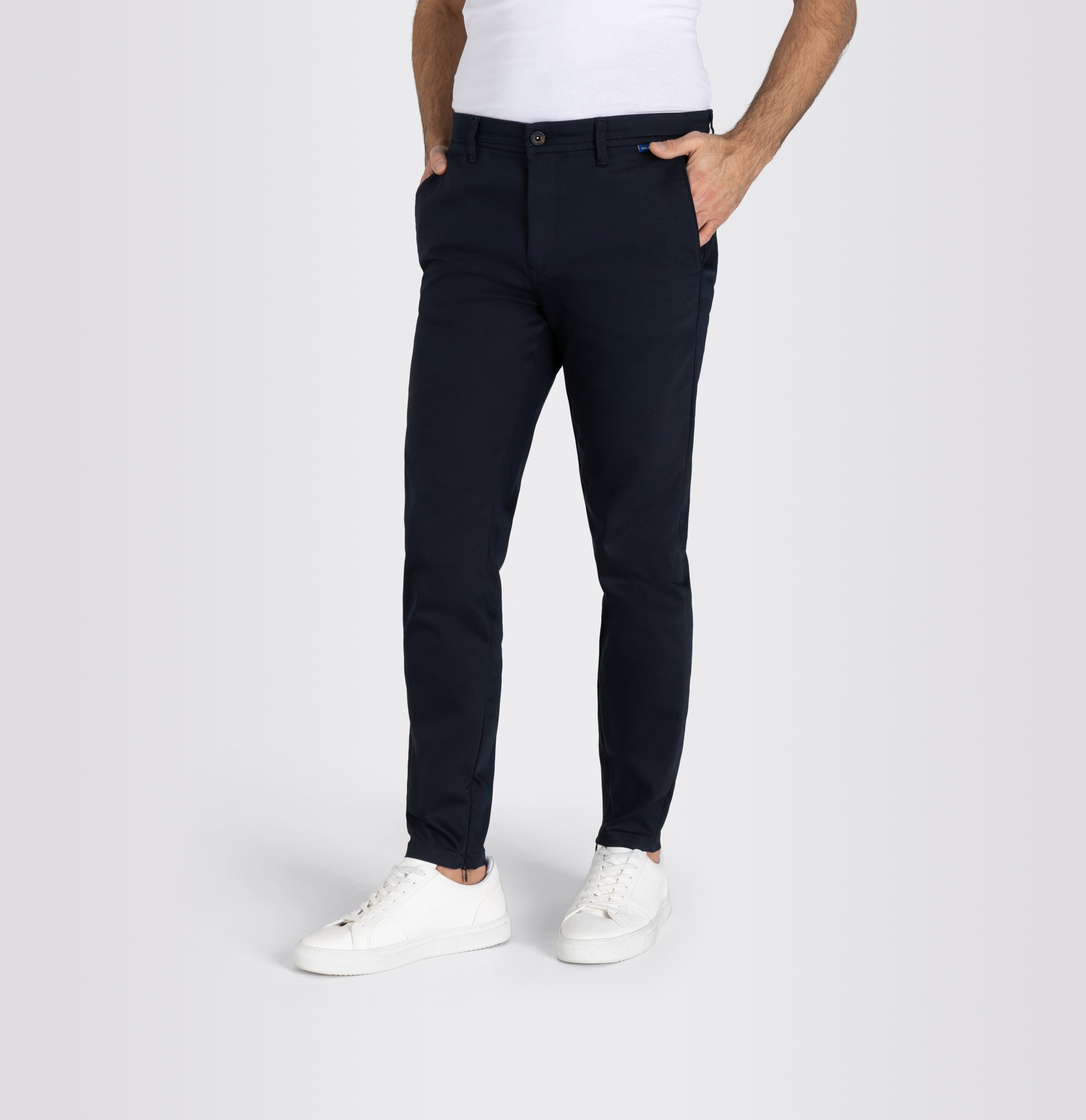 Tapered chino made of satin stretch. | S-NAME | S-FBBZ | Detailed view 4 of model