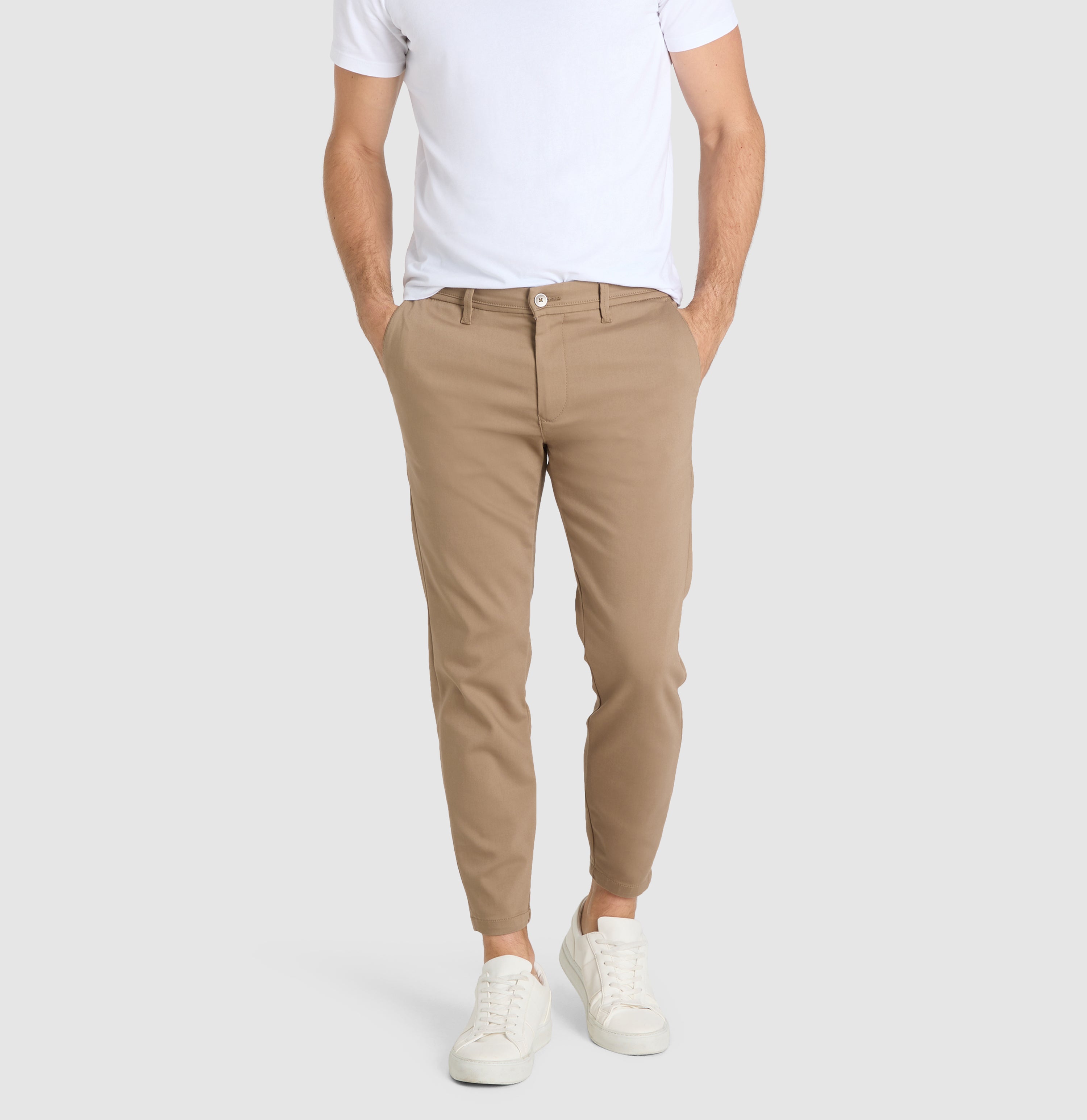 Tapered chino made of satin stretch. | Griffin | clay | Front view of model